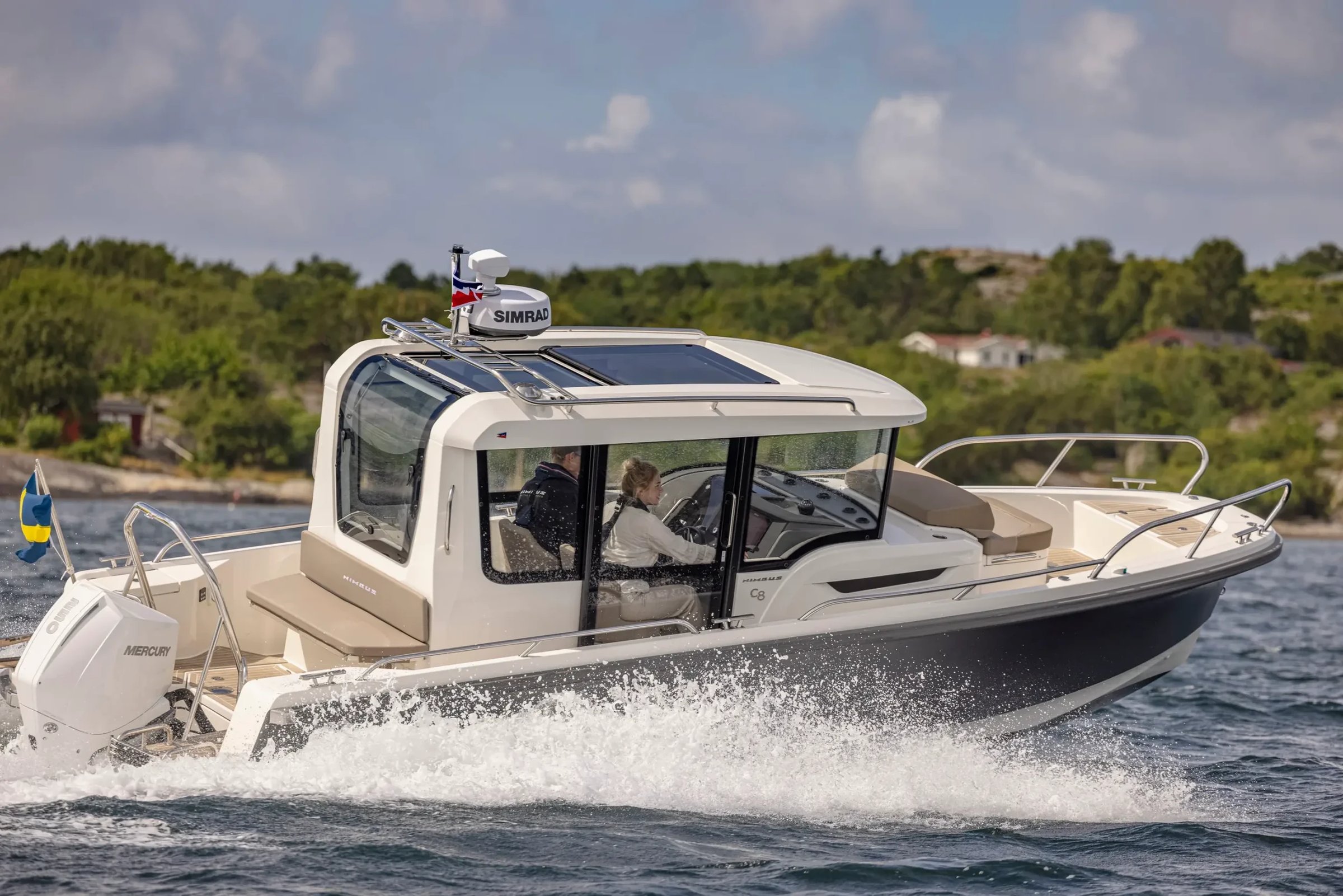 Nimbus C8, boot varend met waterspetters