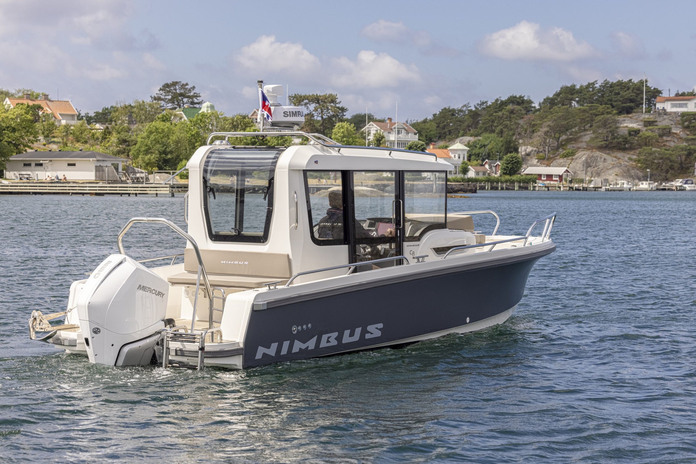 Nimbus C8, boot varend op water