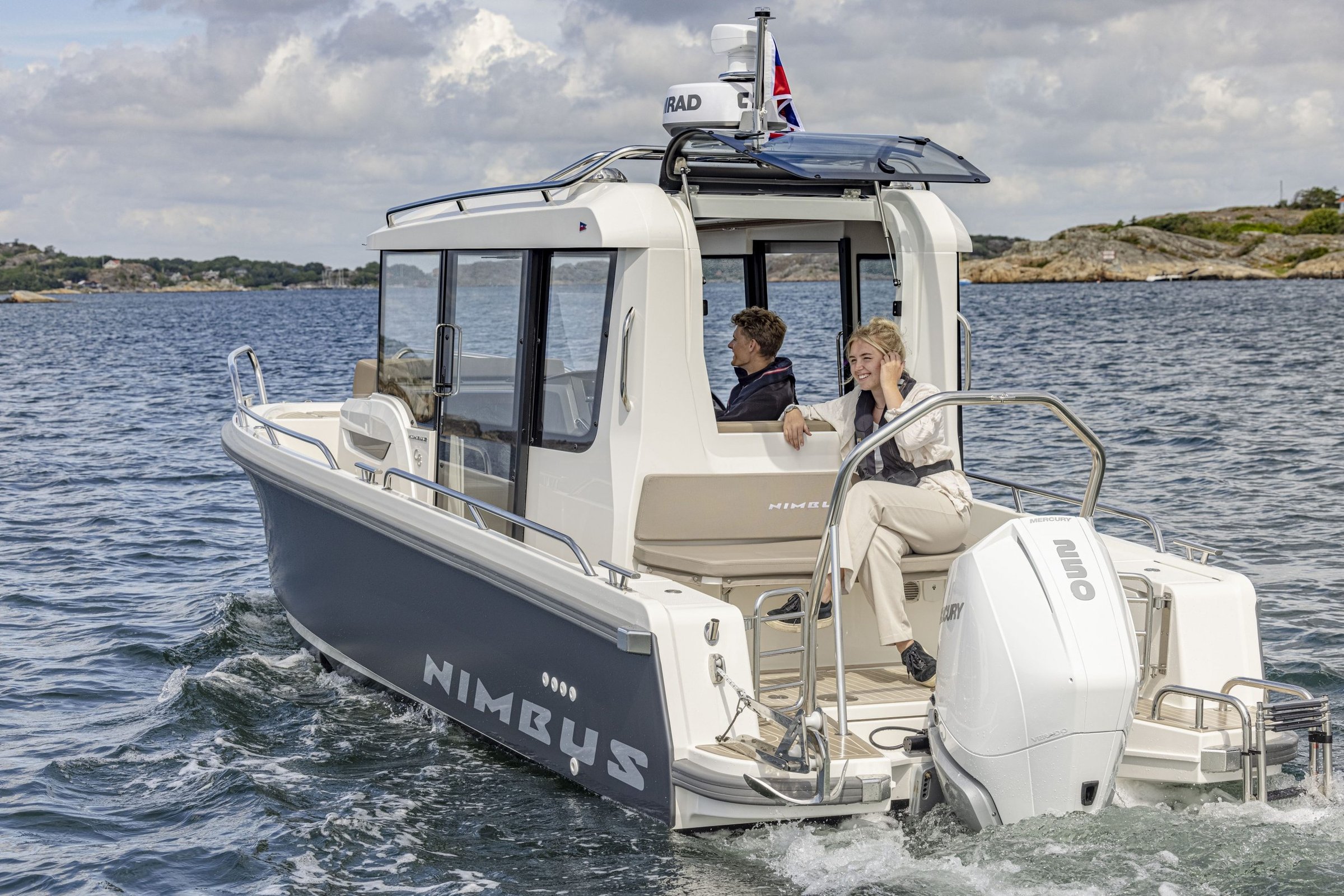 Nimbus C8, boot varend op zee met passagiers