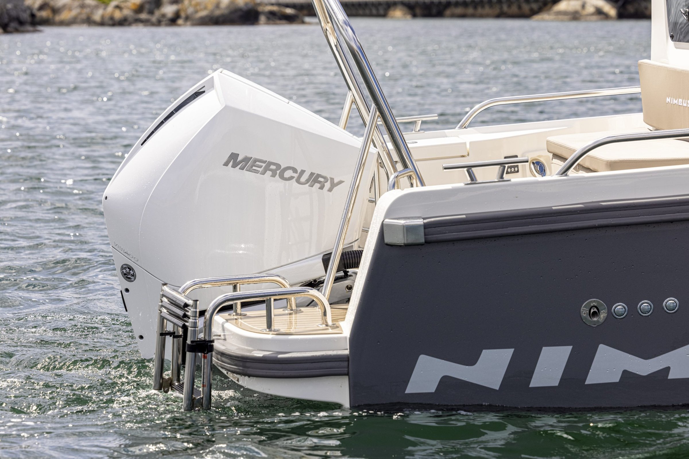 Nimbus C8, buitenboordmotor met achtersteven boot