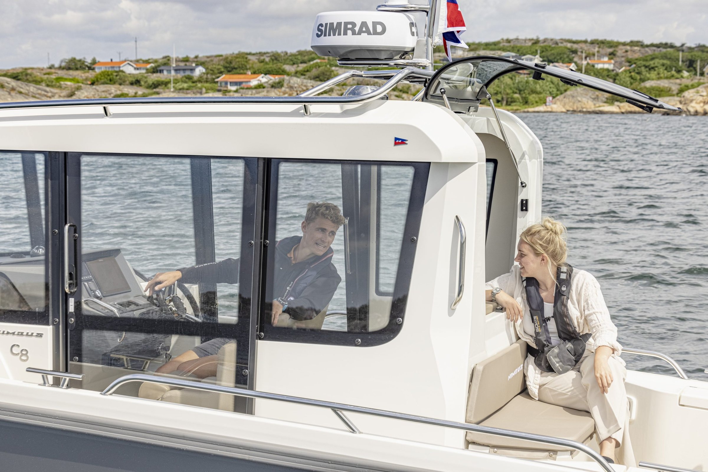 Nimbus C8, man en vrouw op boot