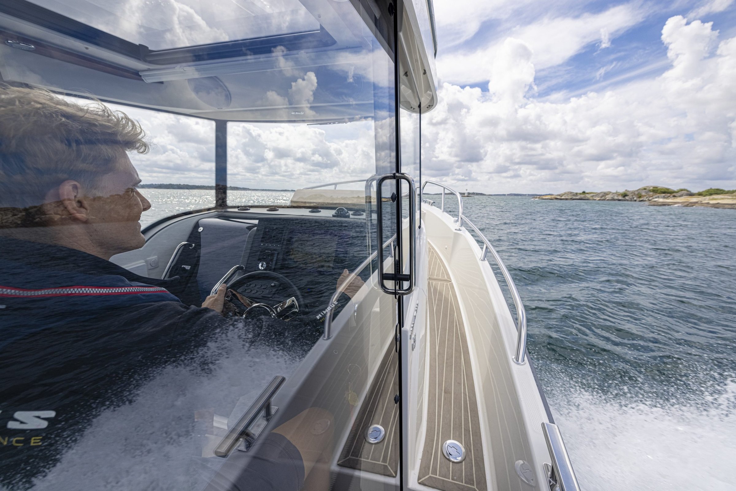 Nimbus C8, man vaart boot op zee