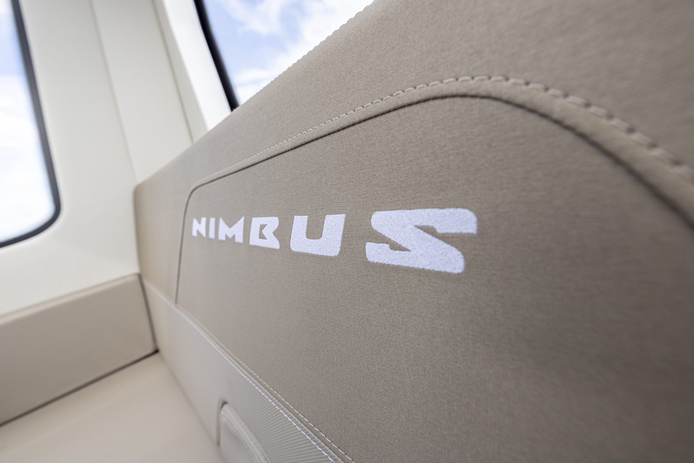 Nimbus C8, close-up bekleding met logo