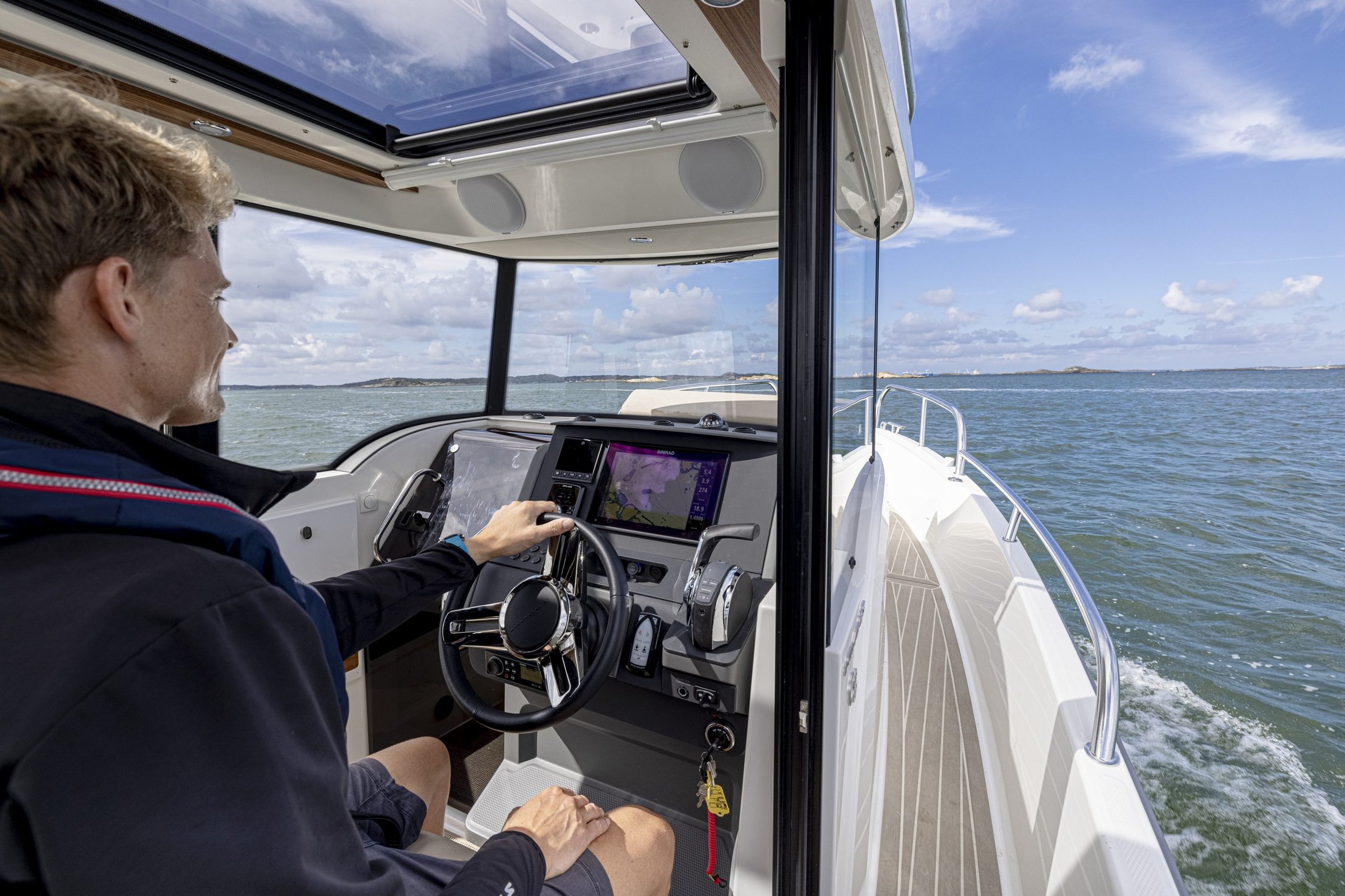 Nimbus C8, man bestuurt boot stuurstand