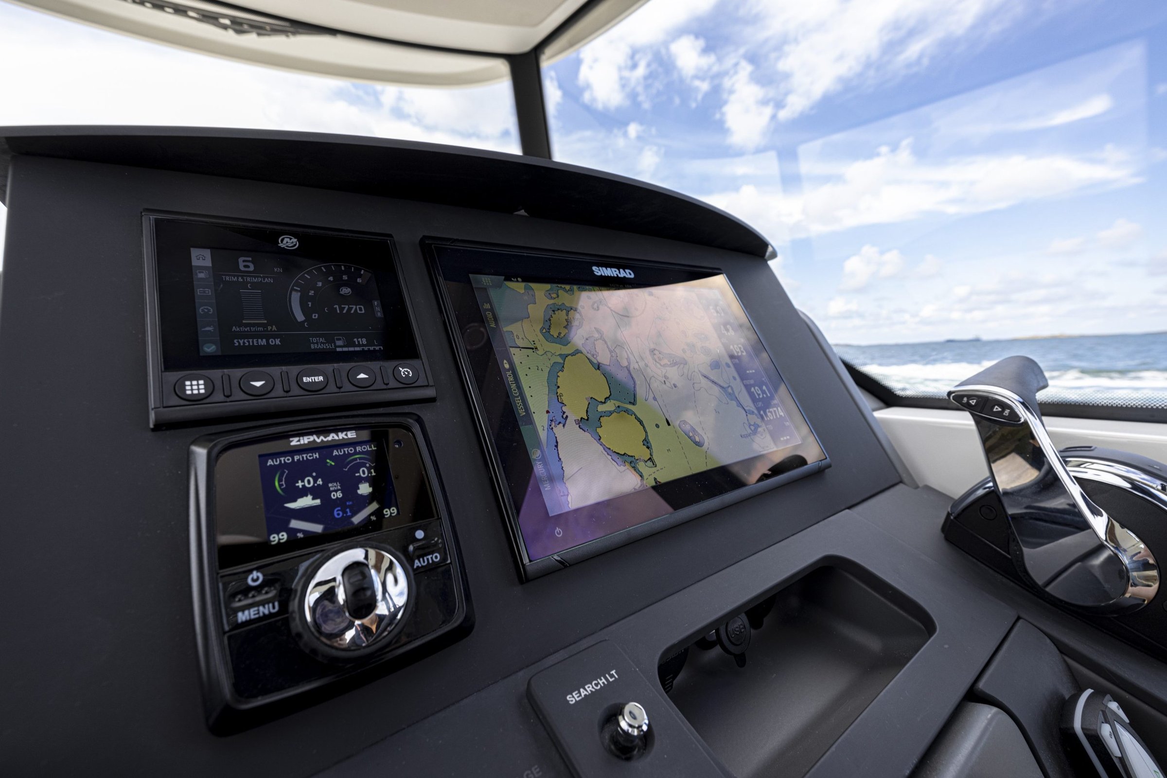 Nimbus C8, stuurstand met navigatieschermen en zee