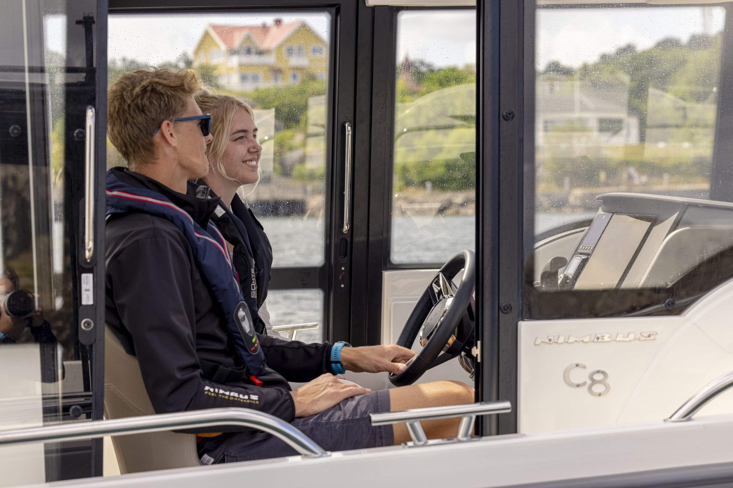 Nimbus C8, stuurstand met varende personen
