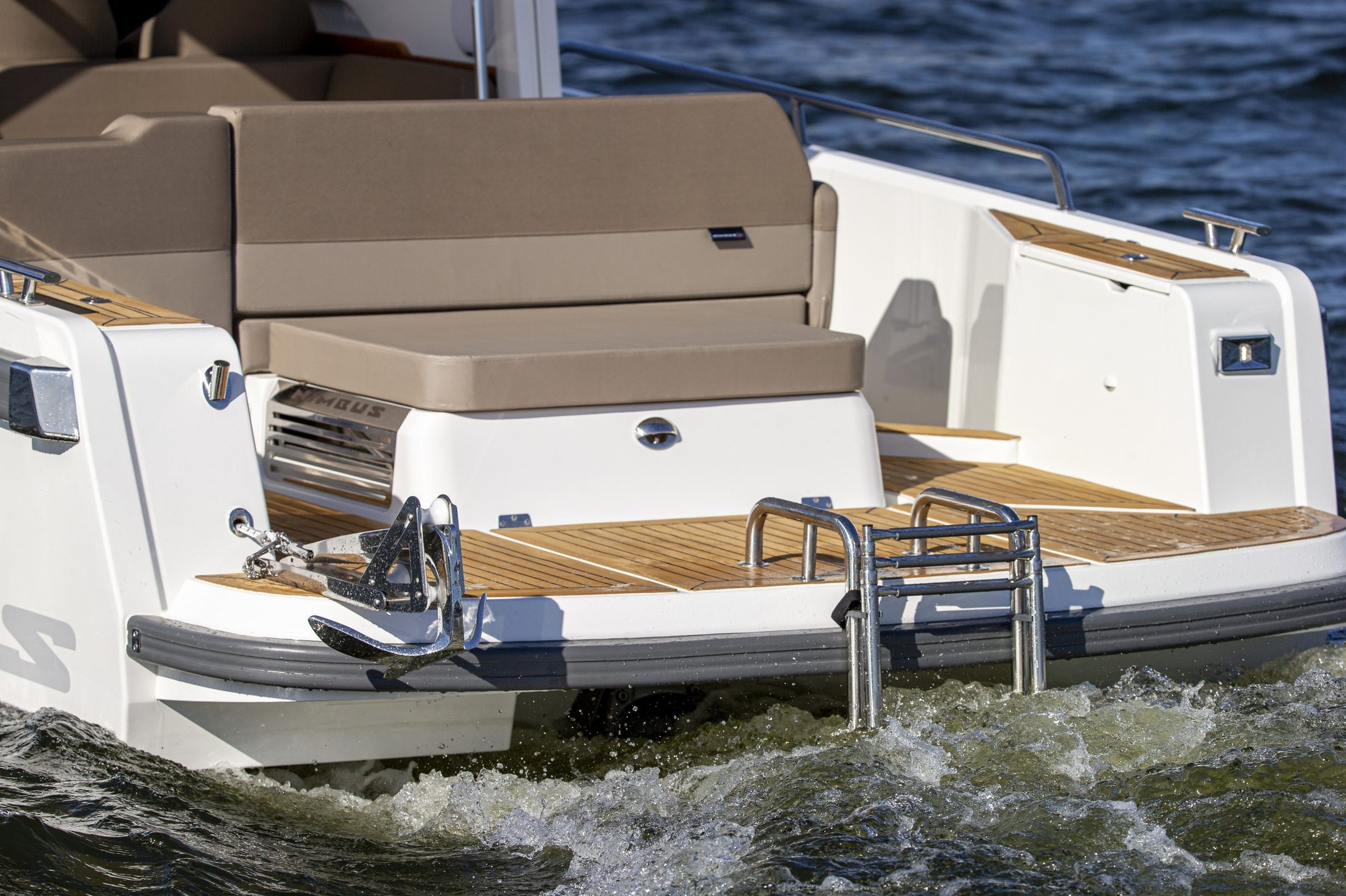 Nimbus C9, achterdek boot met zwemtrap