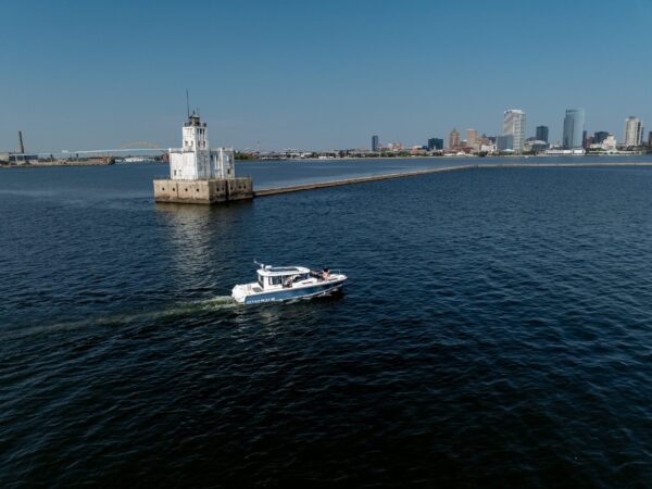 Nimbus C9, boot vaart bij vuurtoren skyline
