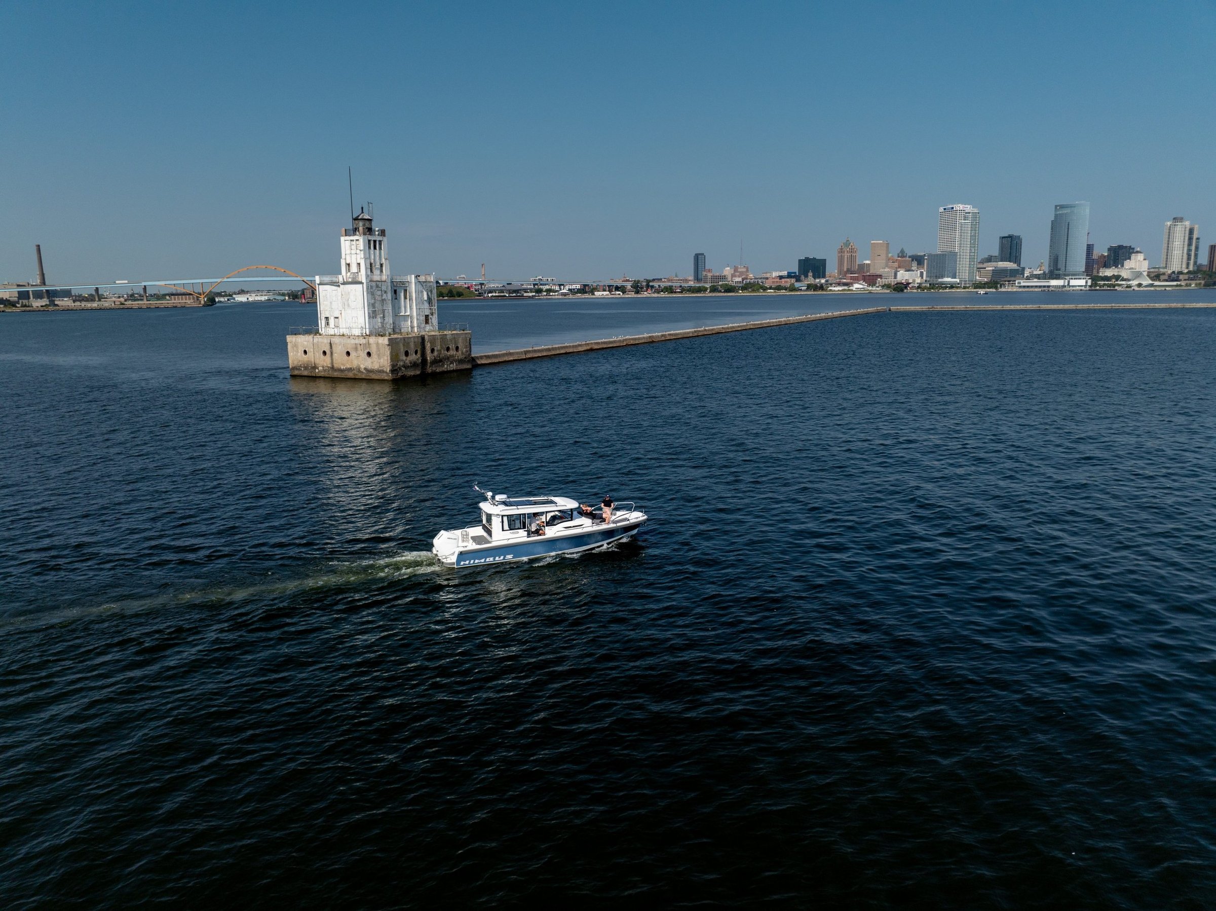 Nimbus C9, boot vaart bij vuurtoren skyline