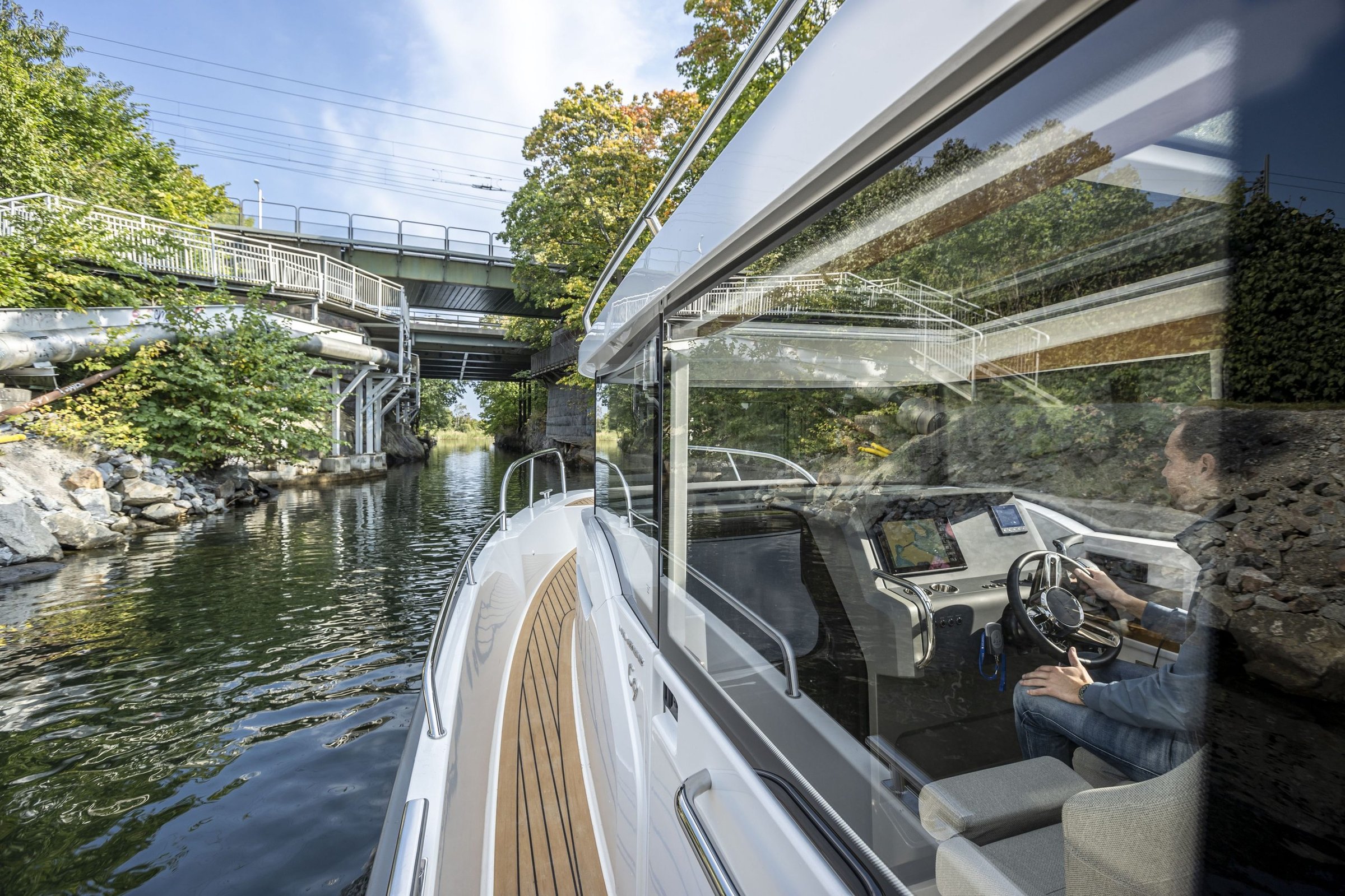 Nimbus C9, boot vaart door kanaal onder brug