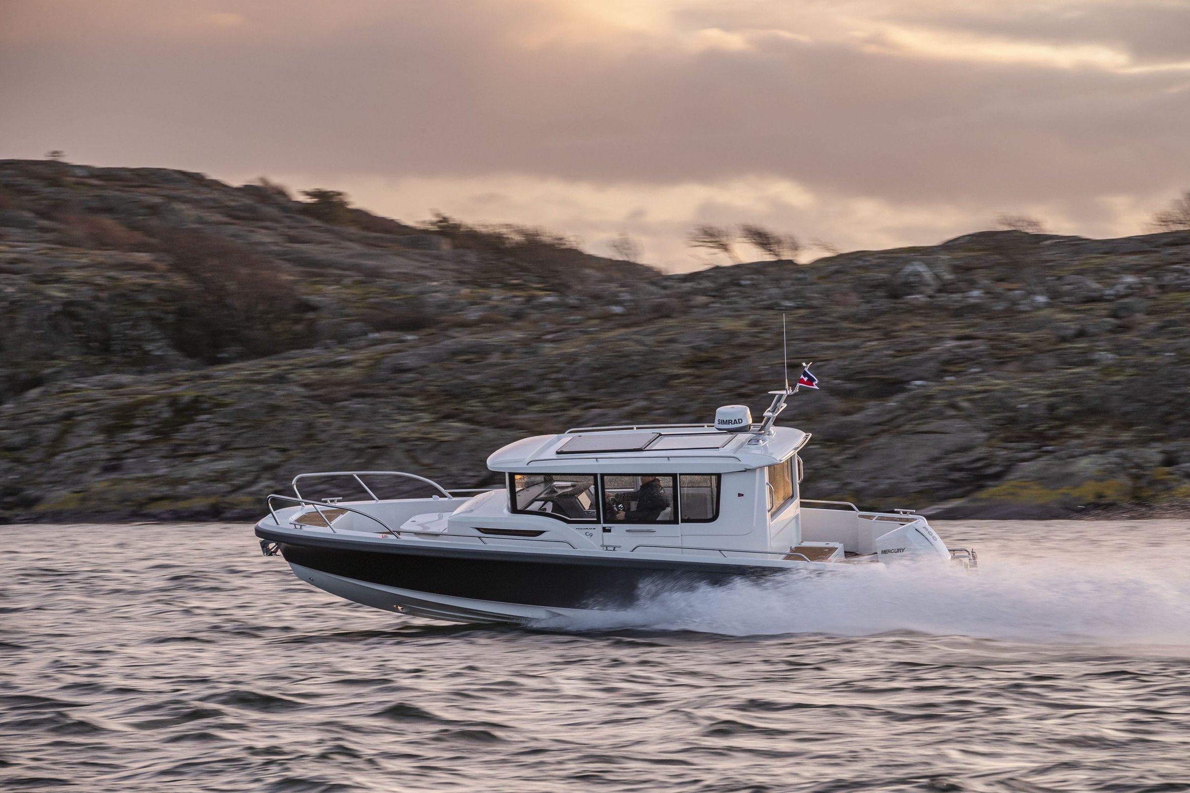 Nimbus C9, boot varend bij rotsachtige kust