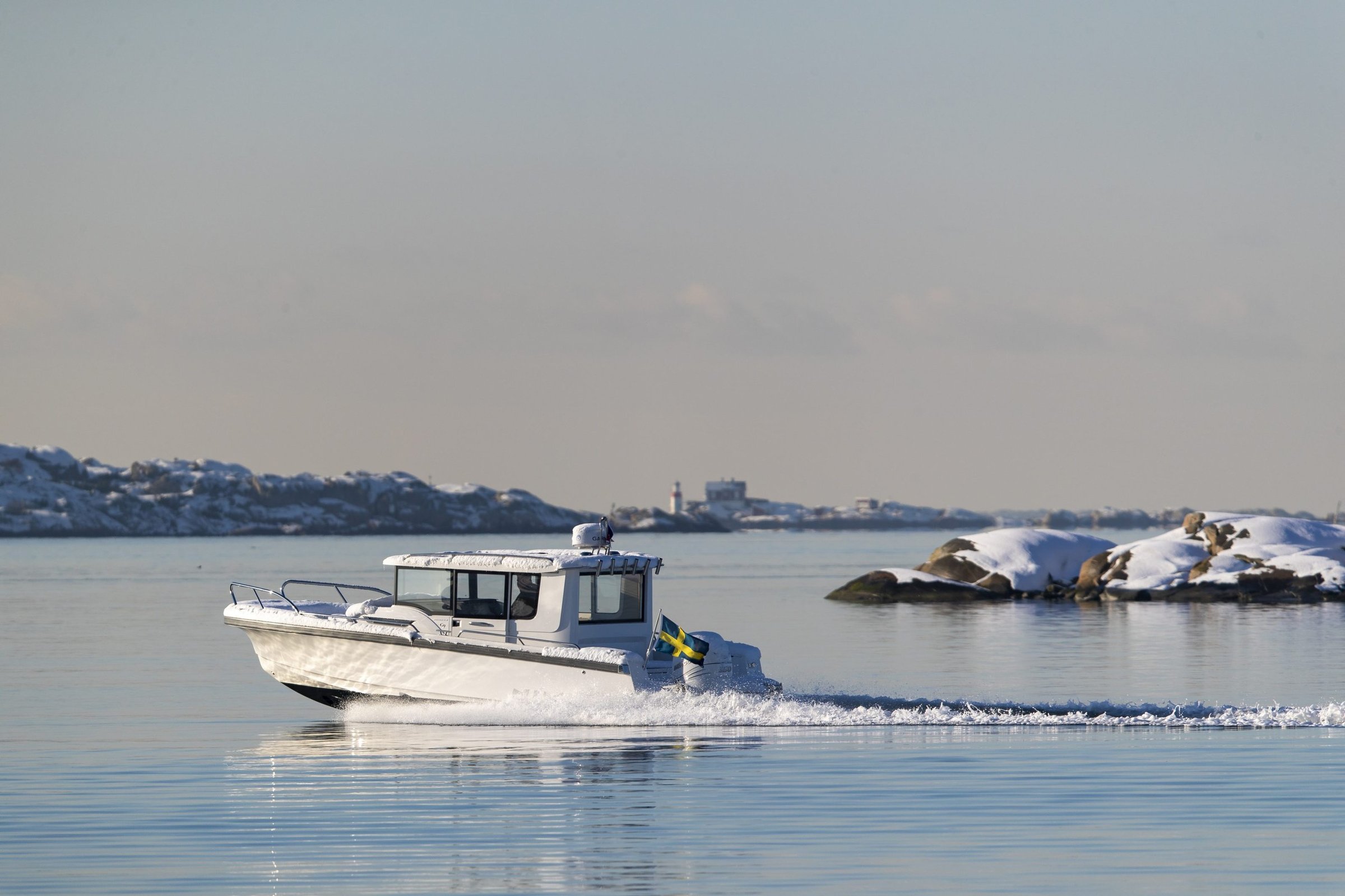 Nimbus C9, boot varend in winterlandschap