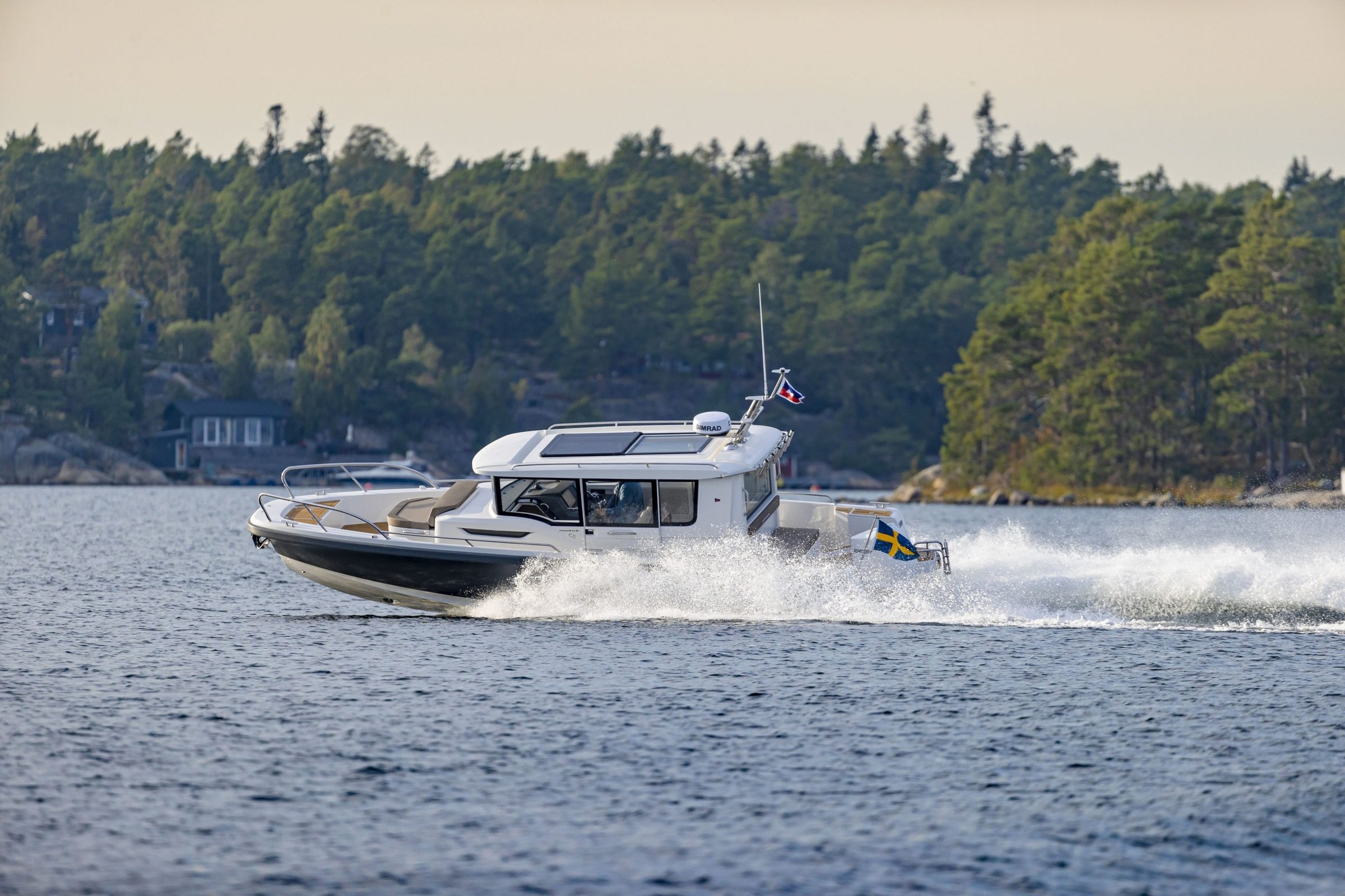 Nimbus C9, boot varend op water met golven