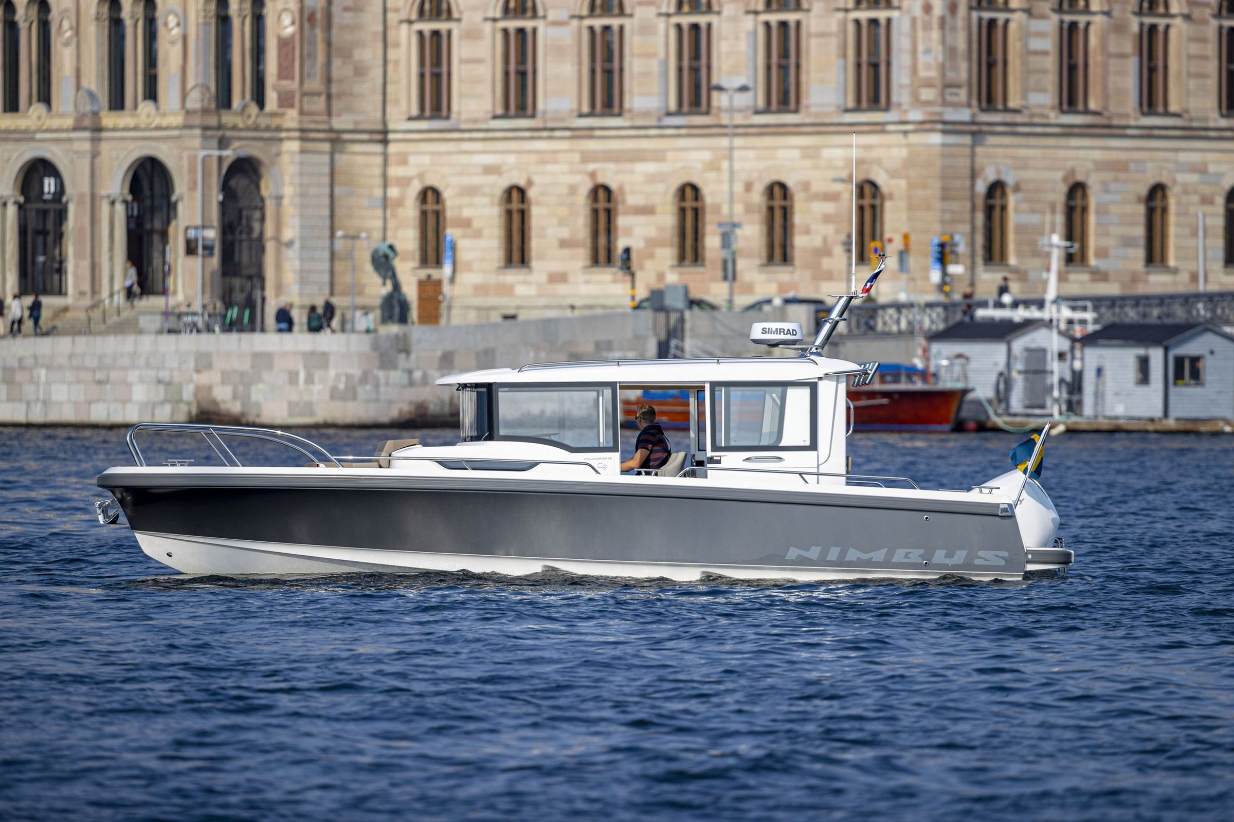 Nimbus C9, boot varend voor gebouw