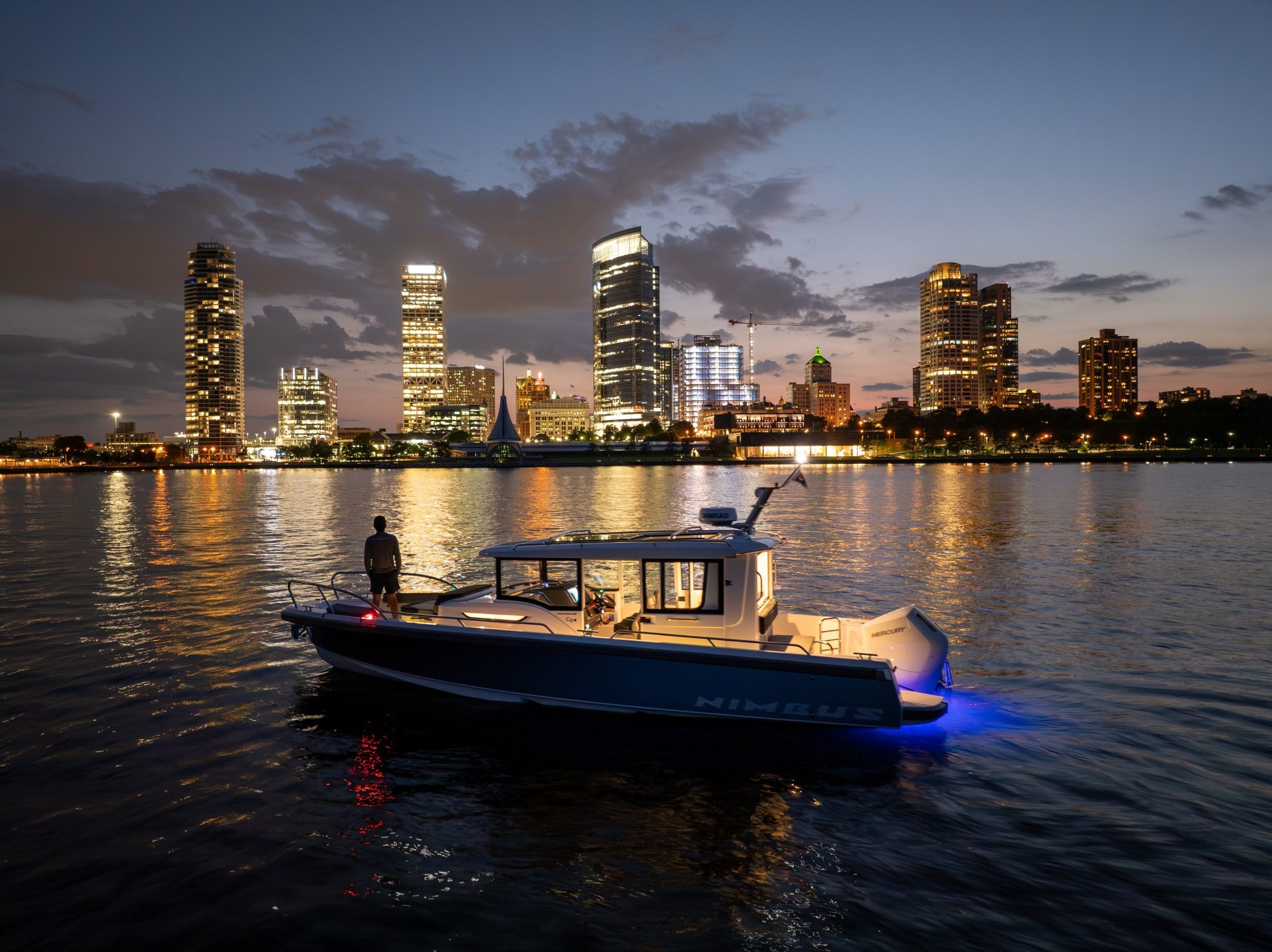 Nimbus C9, boot voor stadsskyline avond