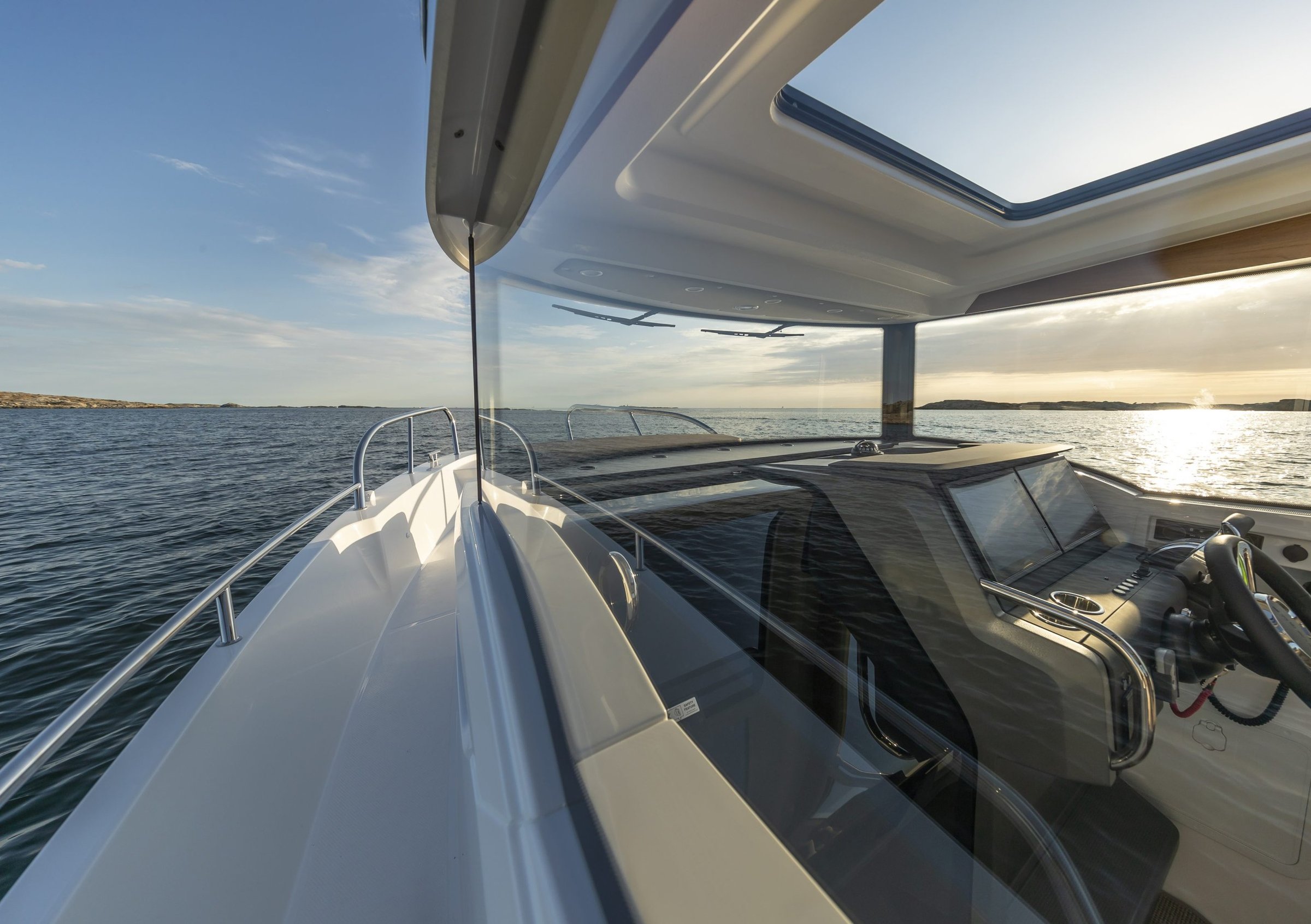 Nimbus C9, stuurstand met zicht op zee