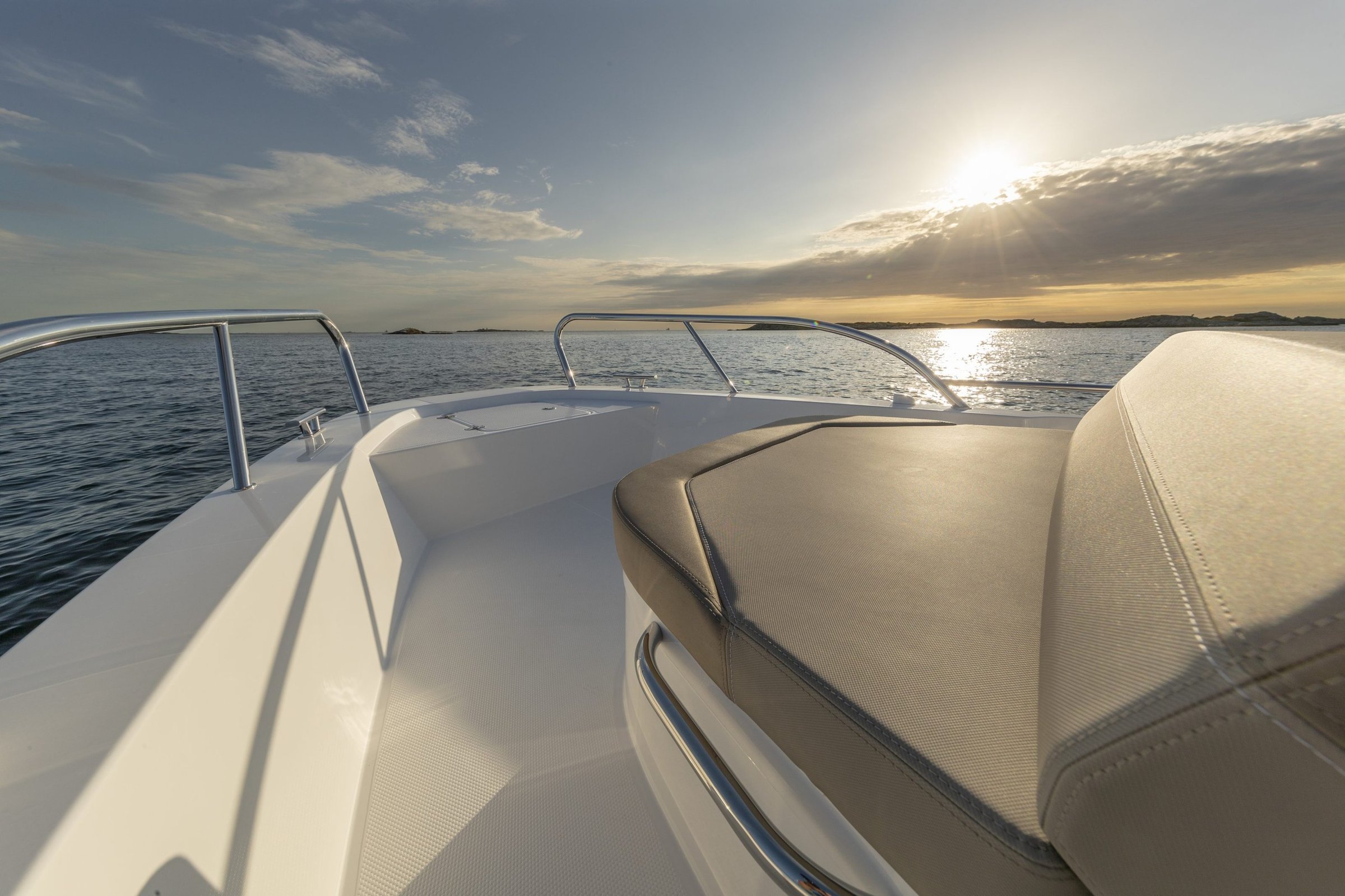 Nimbus C9, voordek boot bij zonsondergang