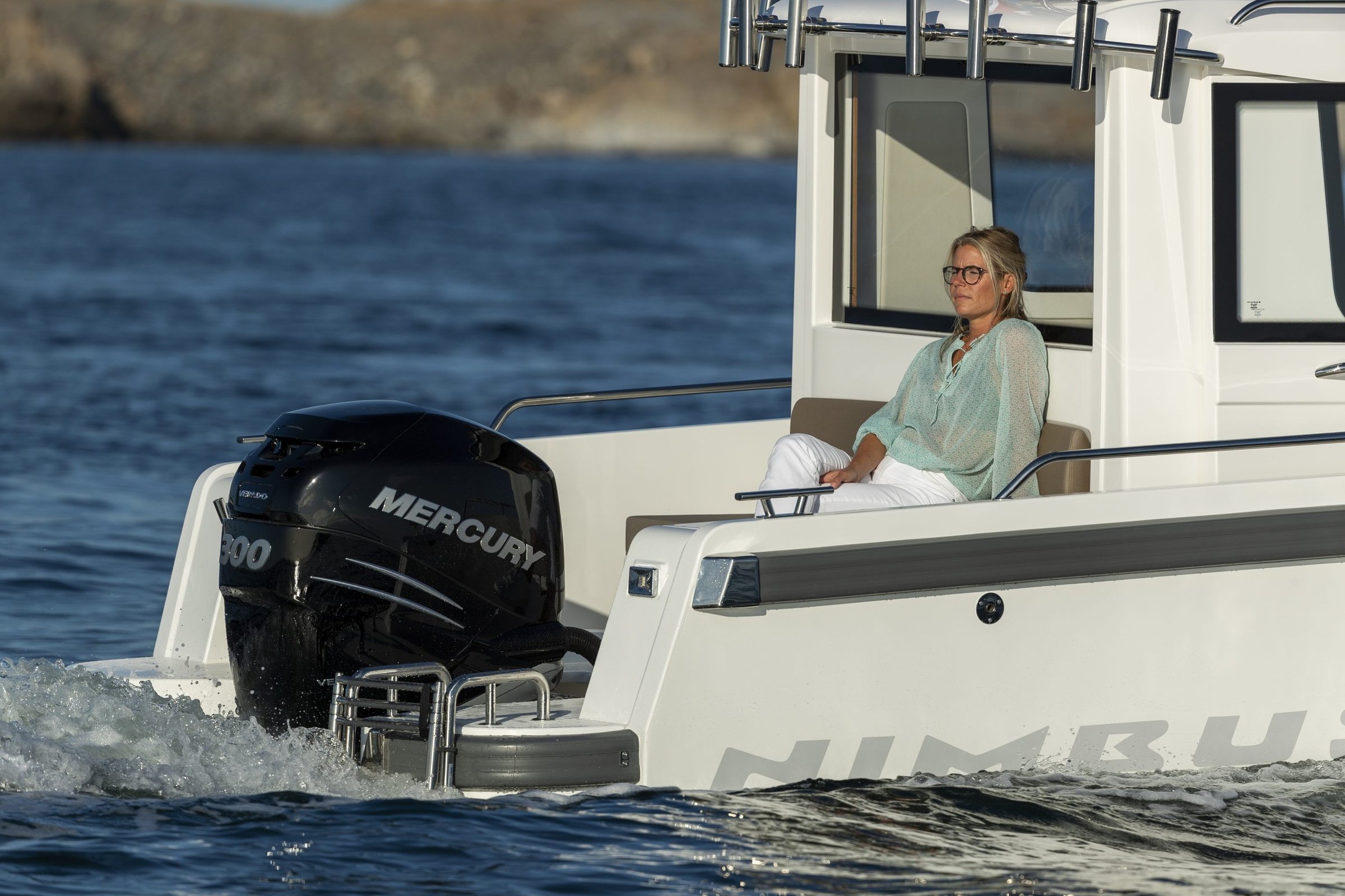 Nimbus C9, vrouw zittend op achterdek boot