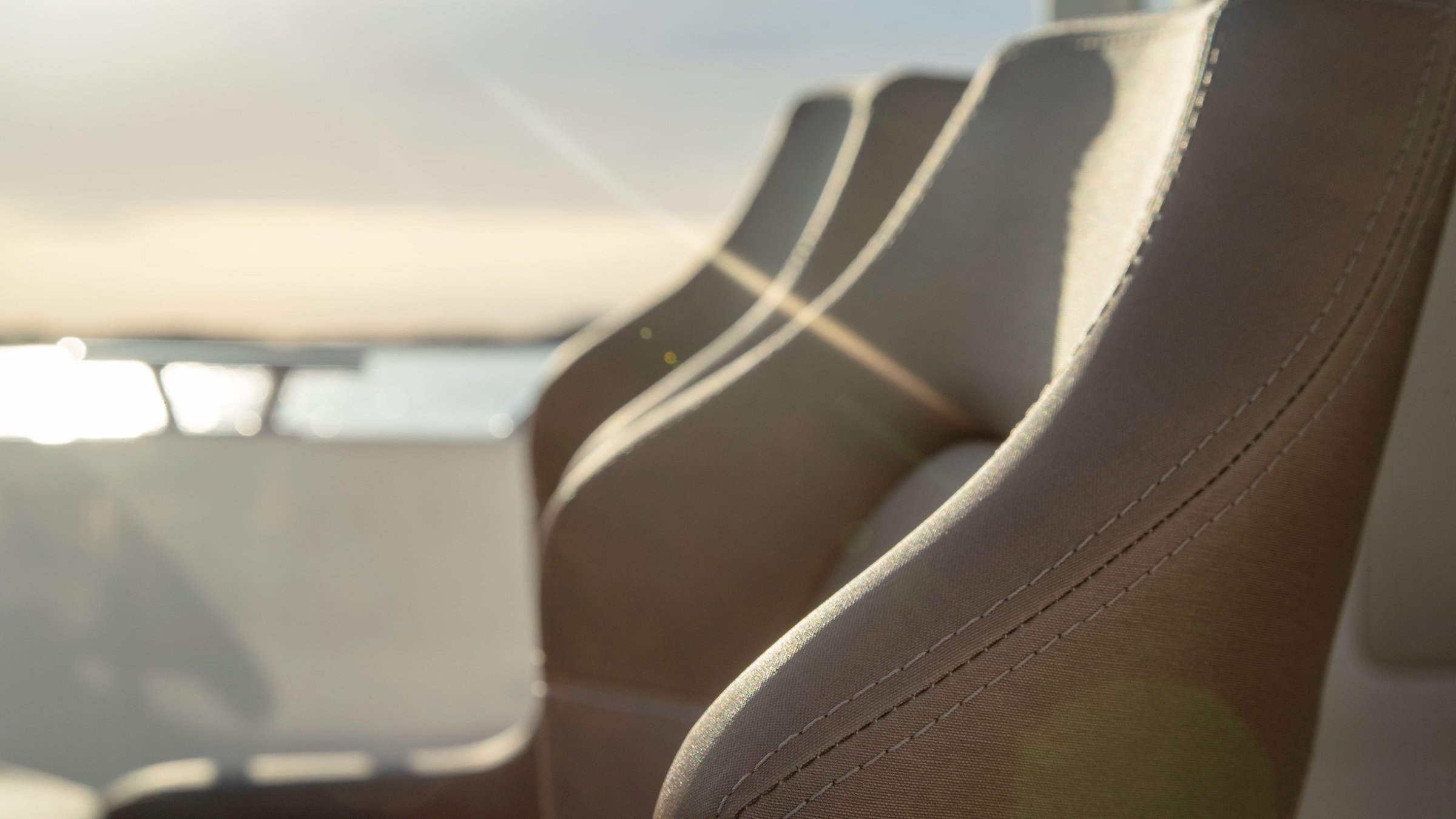 Nimbus C9, close-up stoelen met stiksel