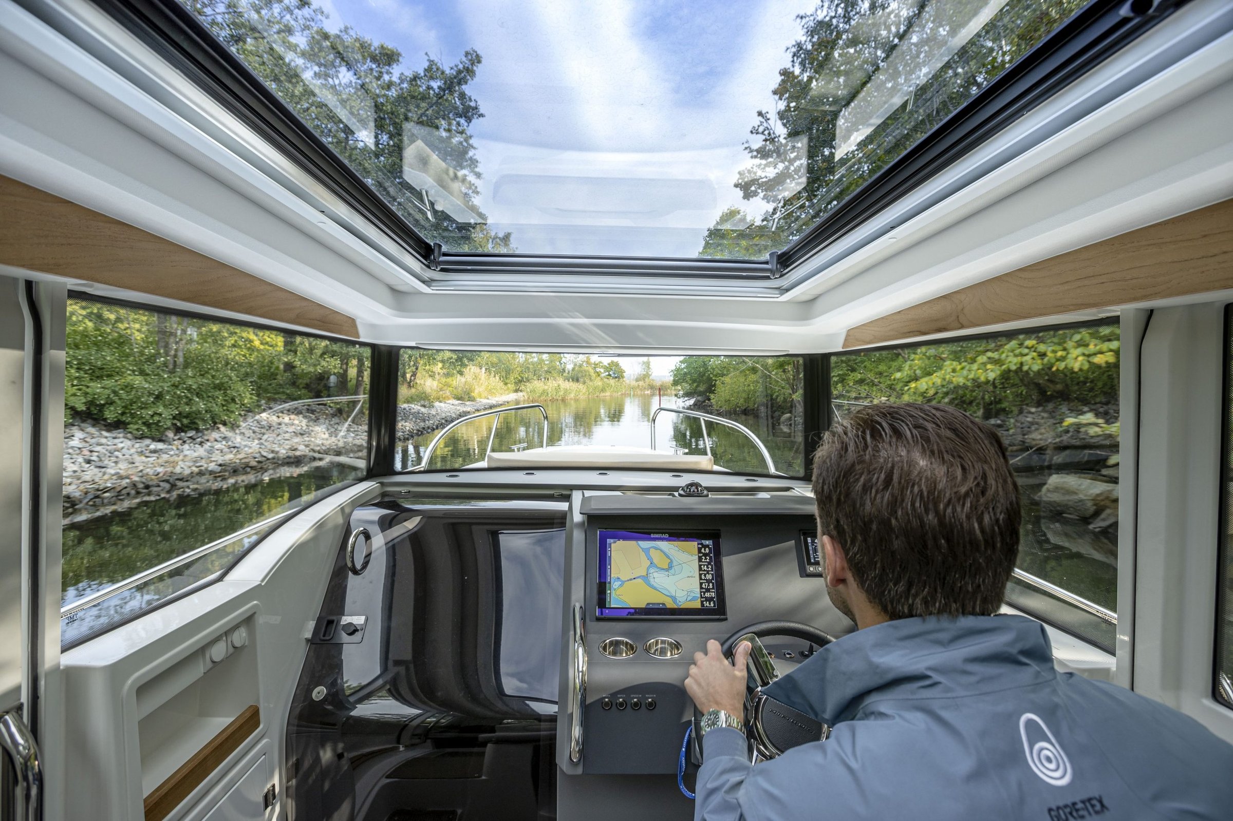 Nimbus C9, stuurstand met navigatiescherm en stuurwiel
