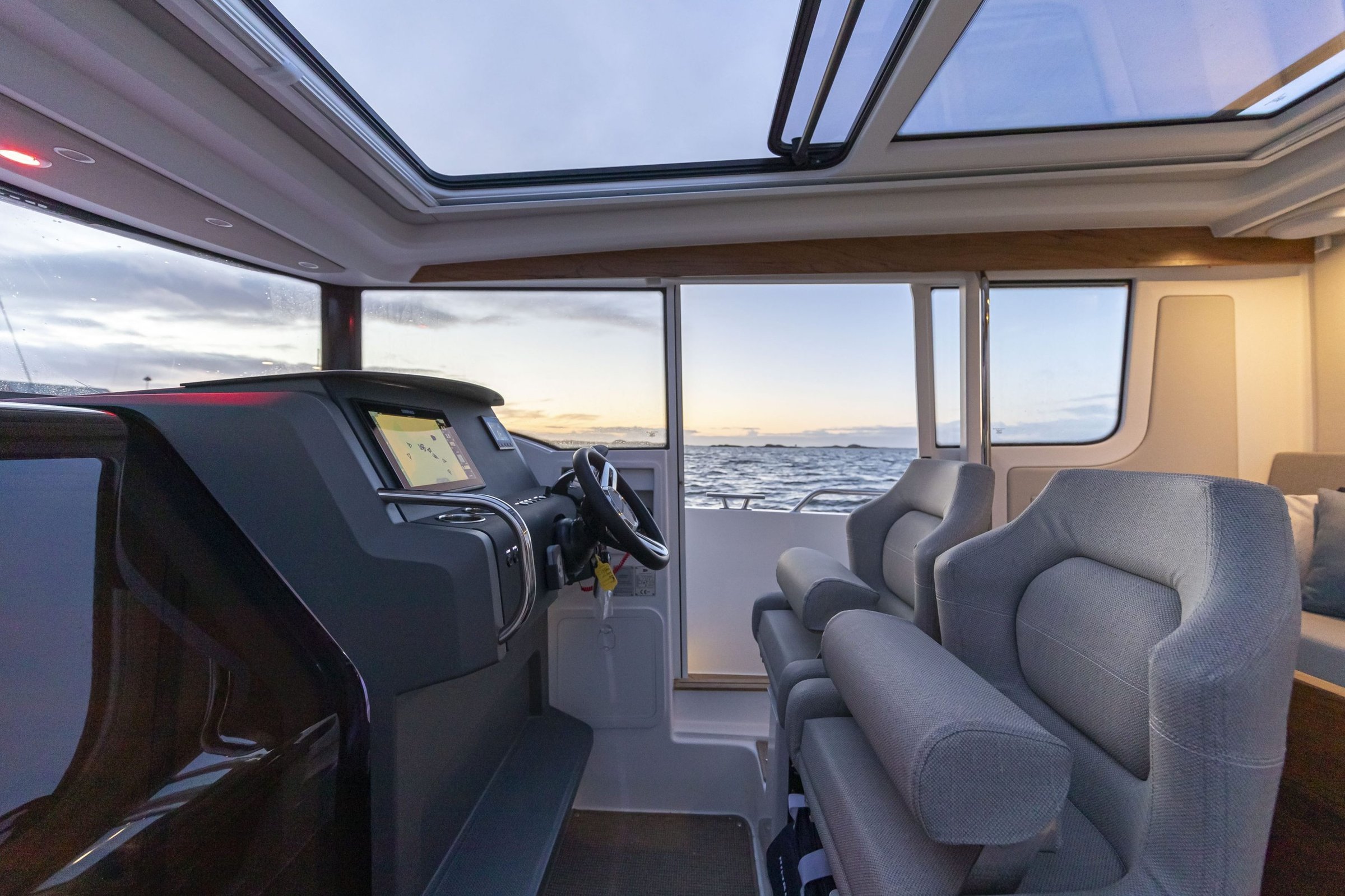 Nimbus C9, stuurstand met stoelen en uitzicht