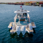 Nimbus Sport Tender 35, achteraanzicht boot met buitenboordmotoren