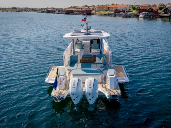 Nimbus Sport Tender 35, achteraanzicht boot met buitenboordmotoren