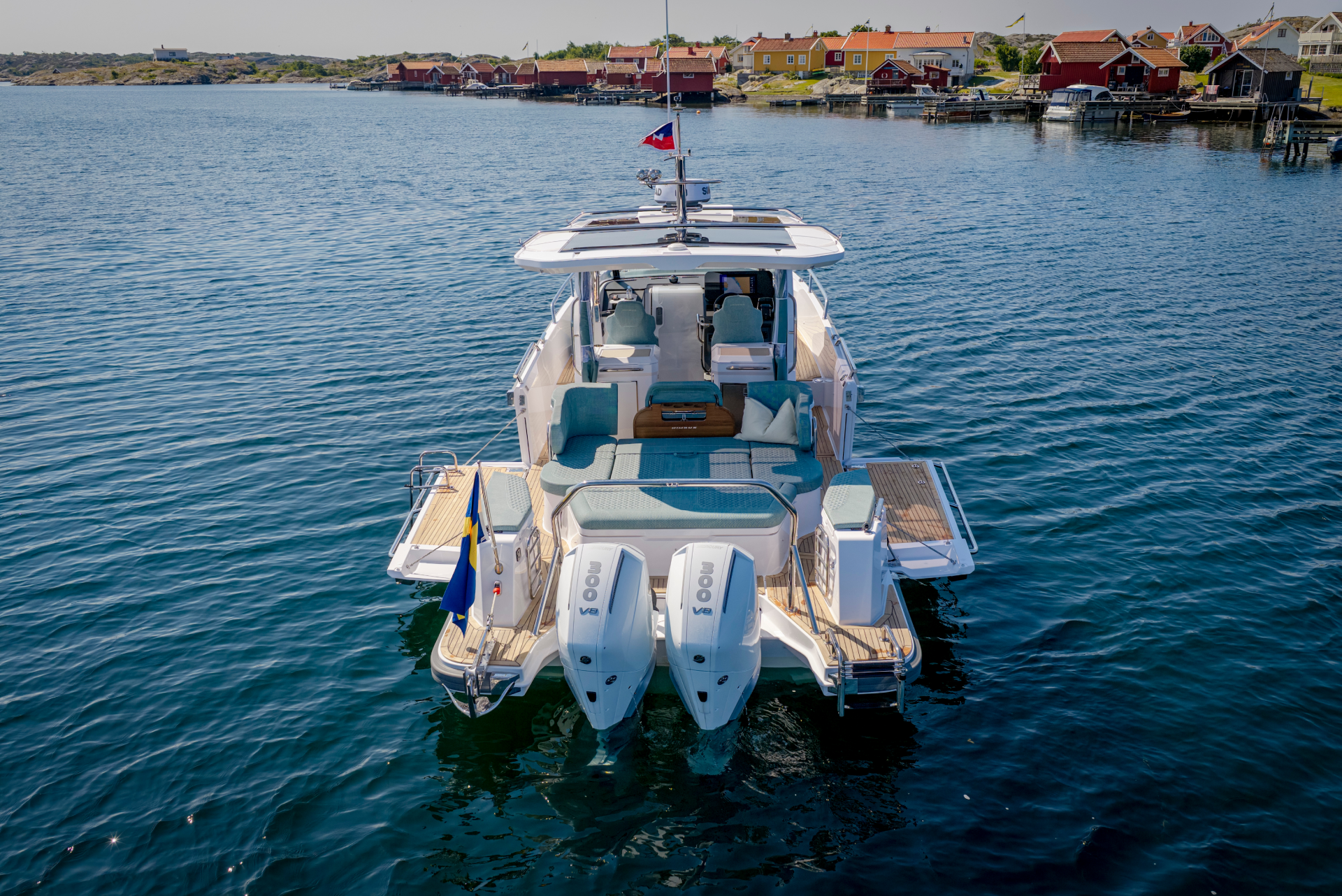 Nimbus Sport Tender 35, achteraanzicht boot met buitenboordmotoren