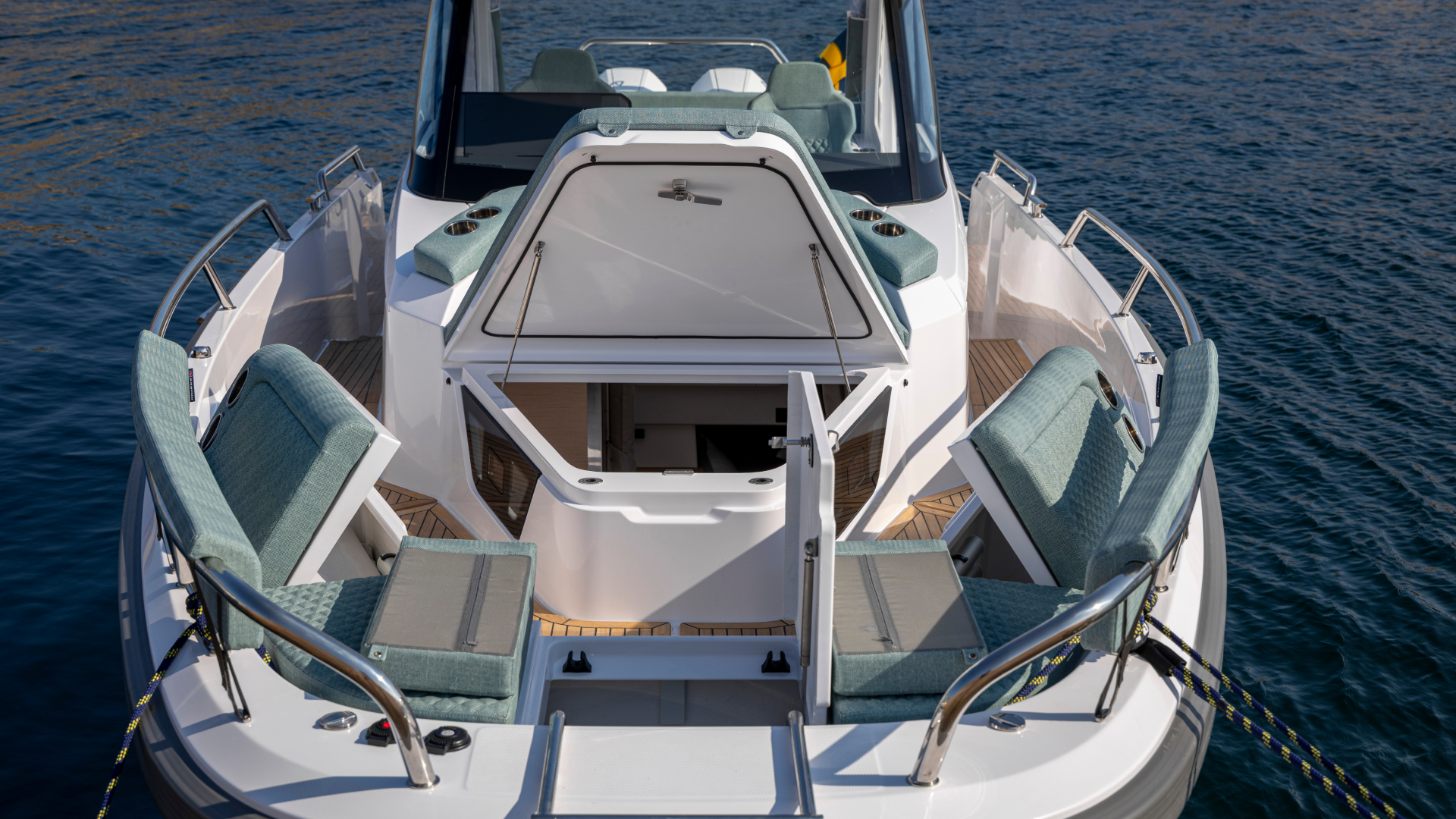 Nimbus Sport Tender 35, achterdek met zitbanken en kussens