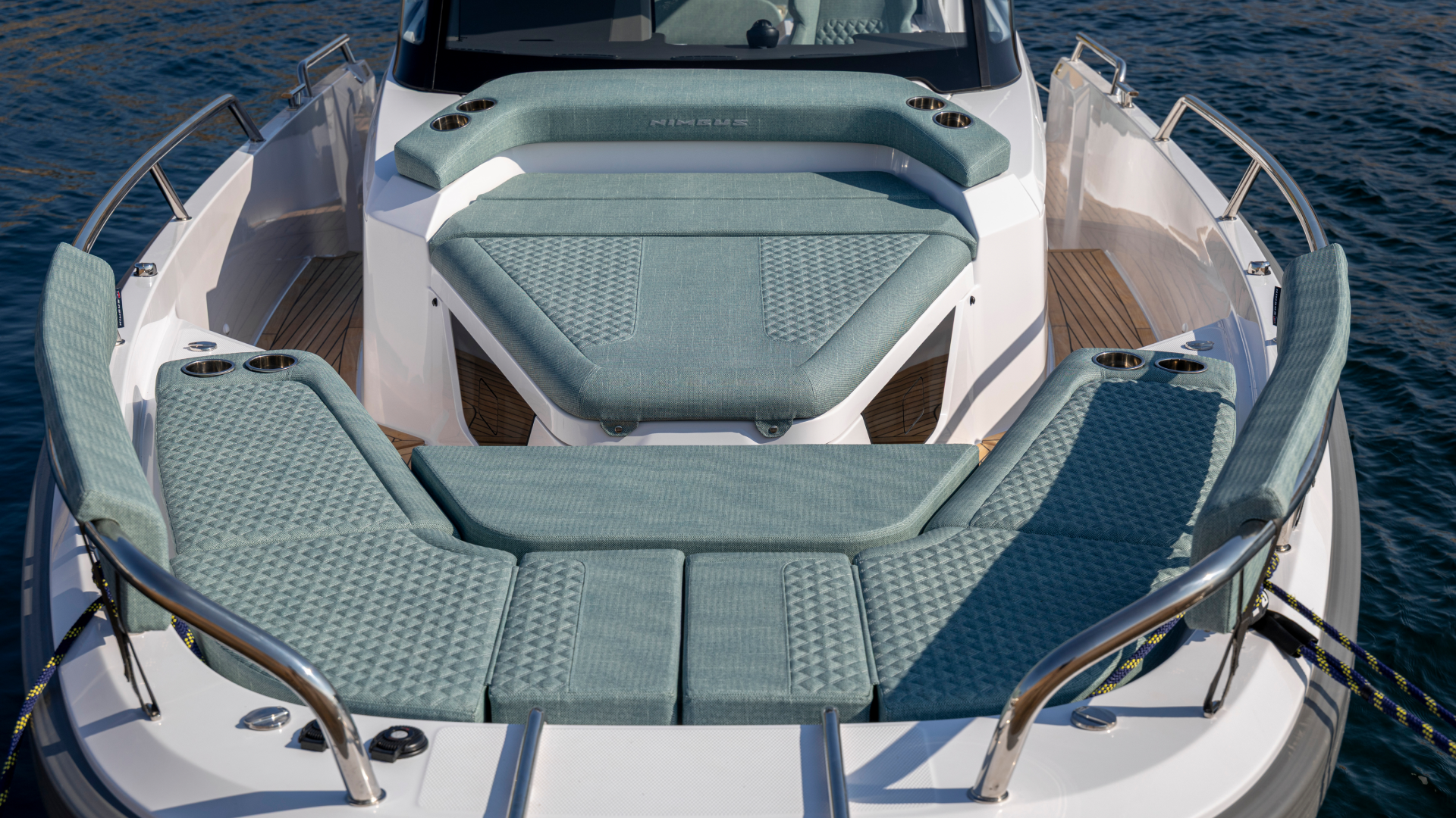 Nimbus Sport Tender 35, achterdek met zitkussens boot