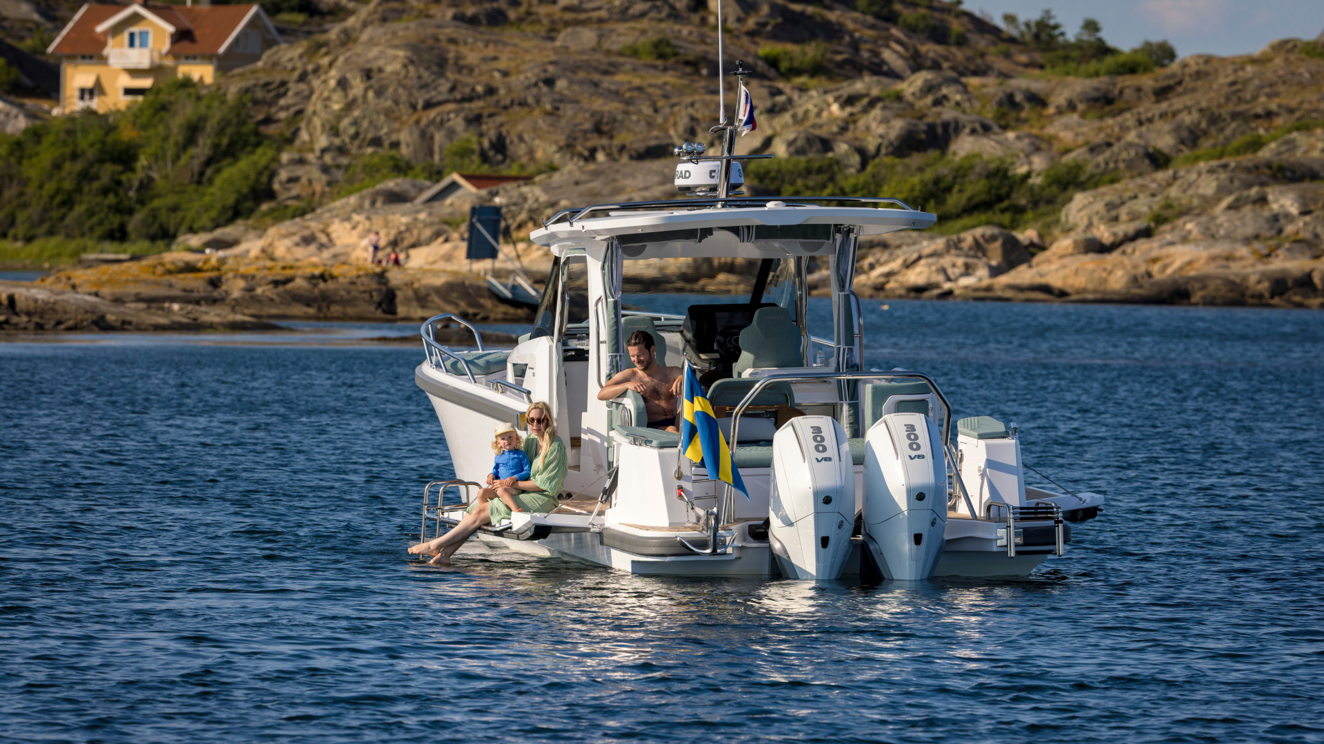 Nimbus Sport Tender 35, boot met gezin voor anker