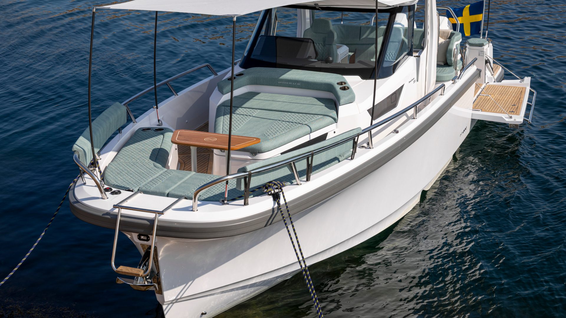 Nimbus Sport Tender 35, boot met zitbanken voorop gemeerd