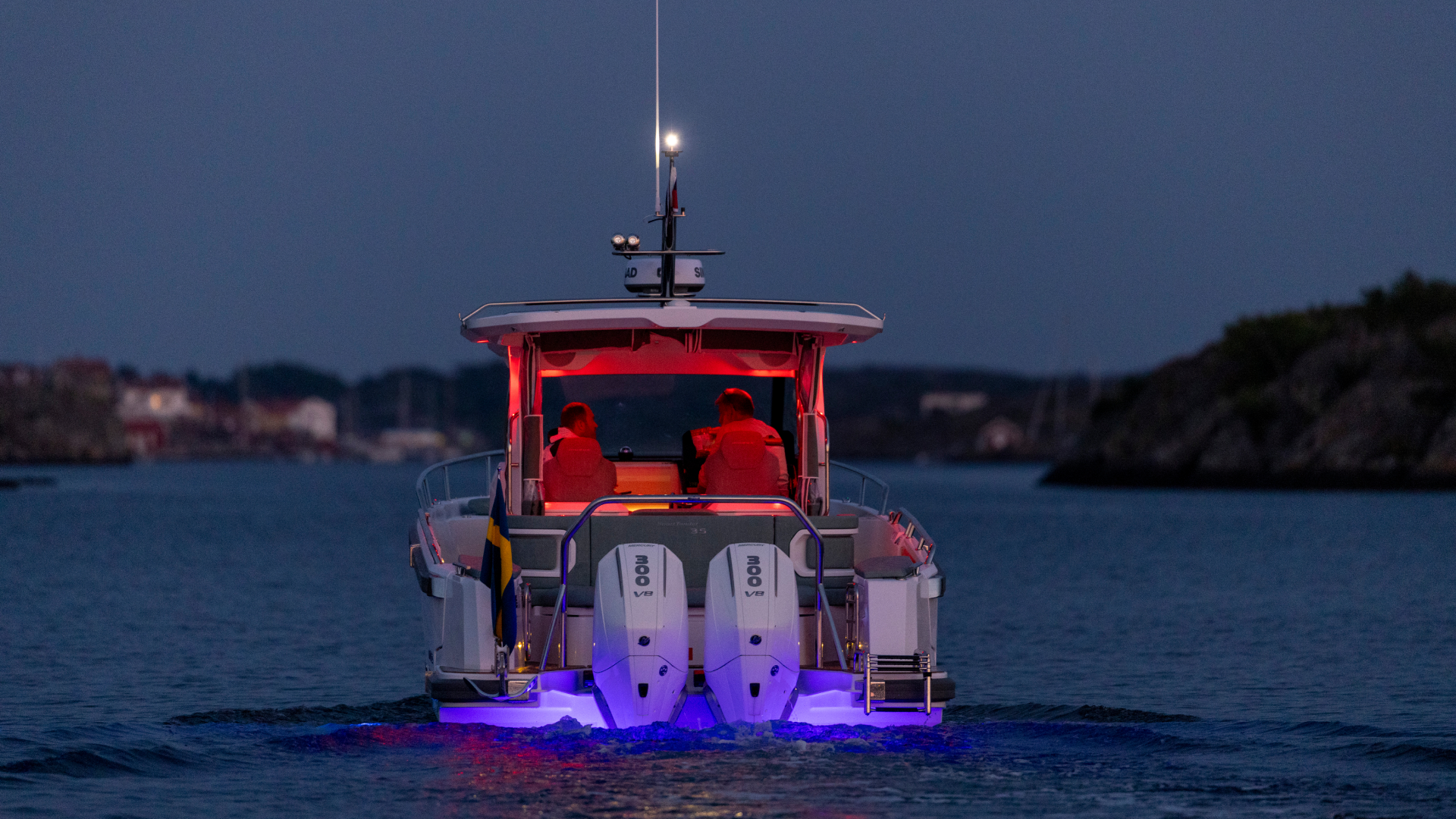 Nimbus Sport Tender 35, boot op zee bij avond