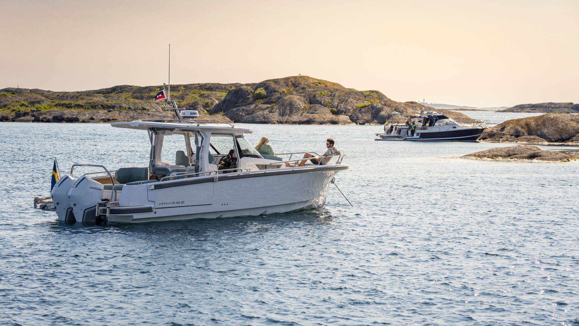 Nimbus Sport Tender 35, boot varend bij rotsachtige kust
