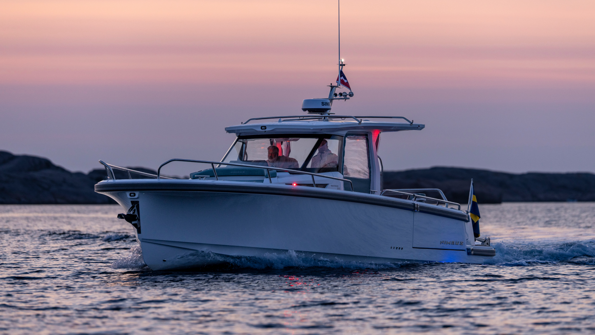 Nimbus Sport Tender 35, boot varend bij zonsondergang