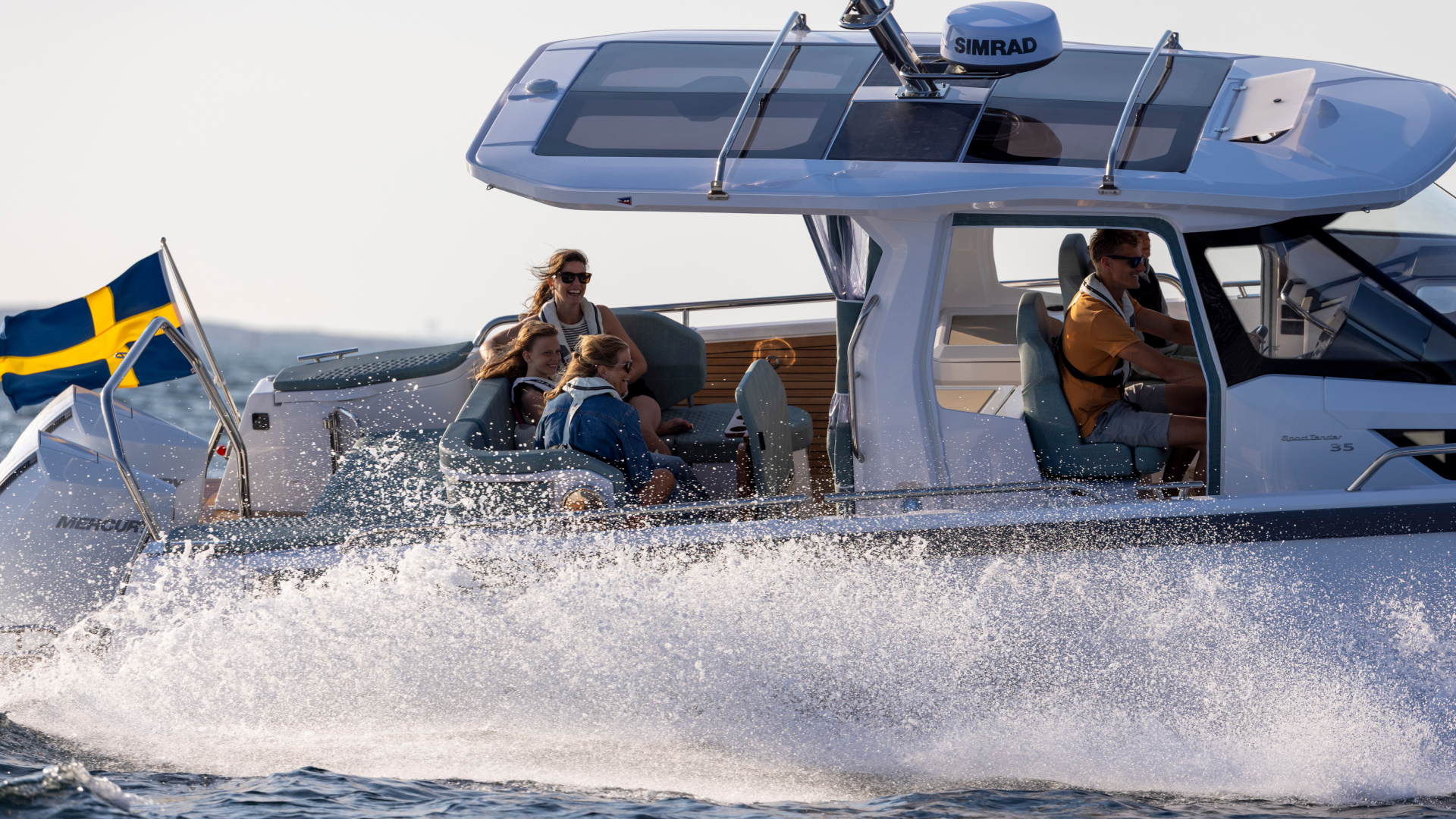 Nimbus Sport Tender 35, boot varend met opspattend water