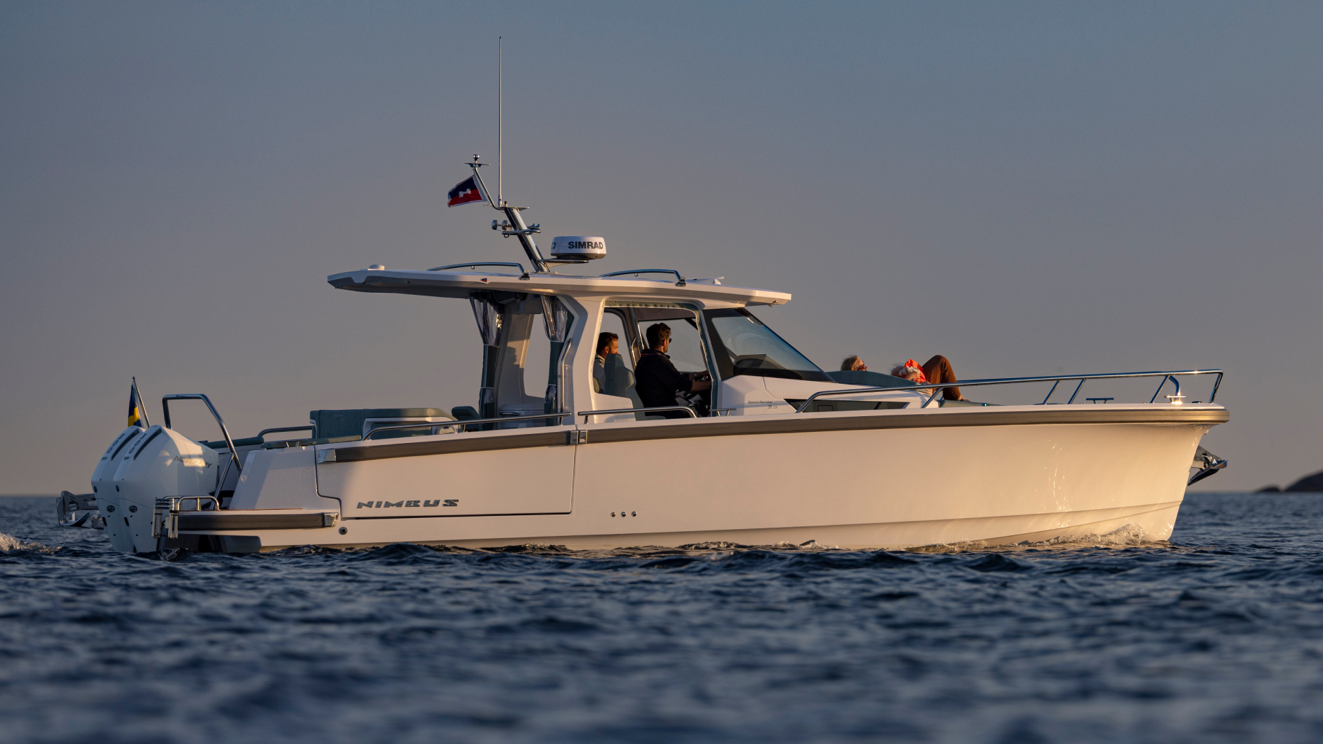 Nimbus Sport Tender 35, boot varend op zee