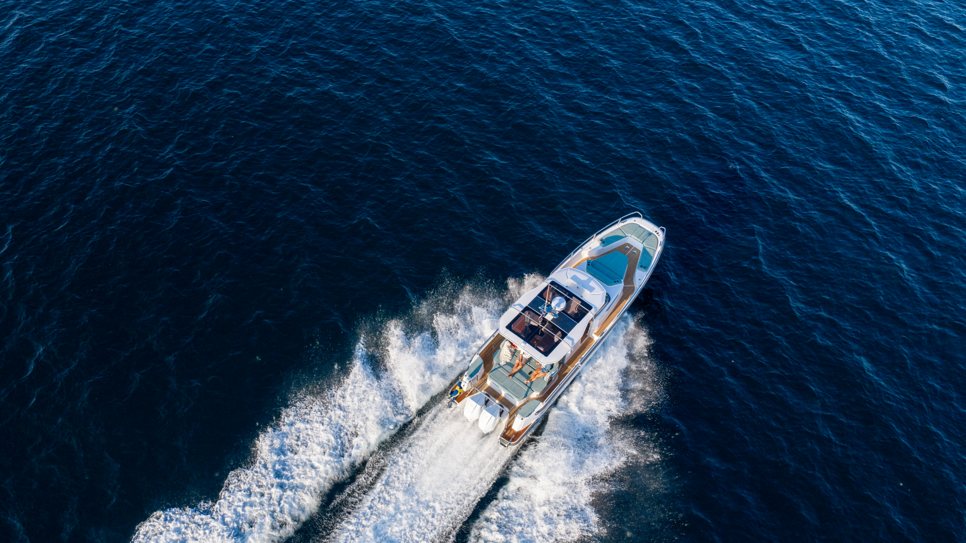 Nimbus Sport Tender 35, boot varend op zee