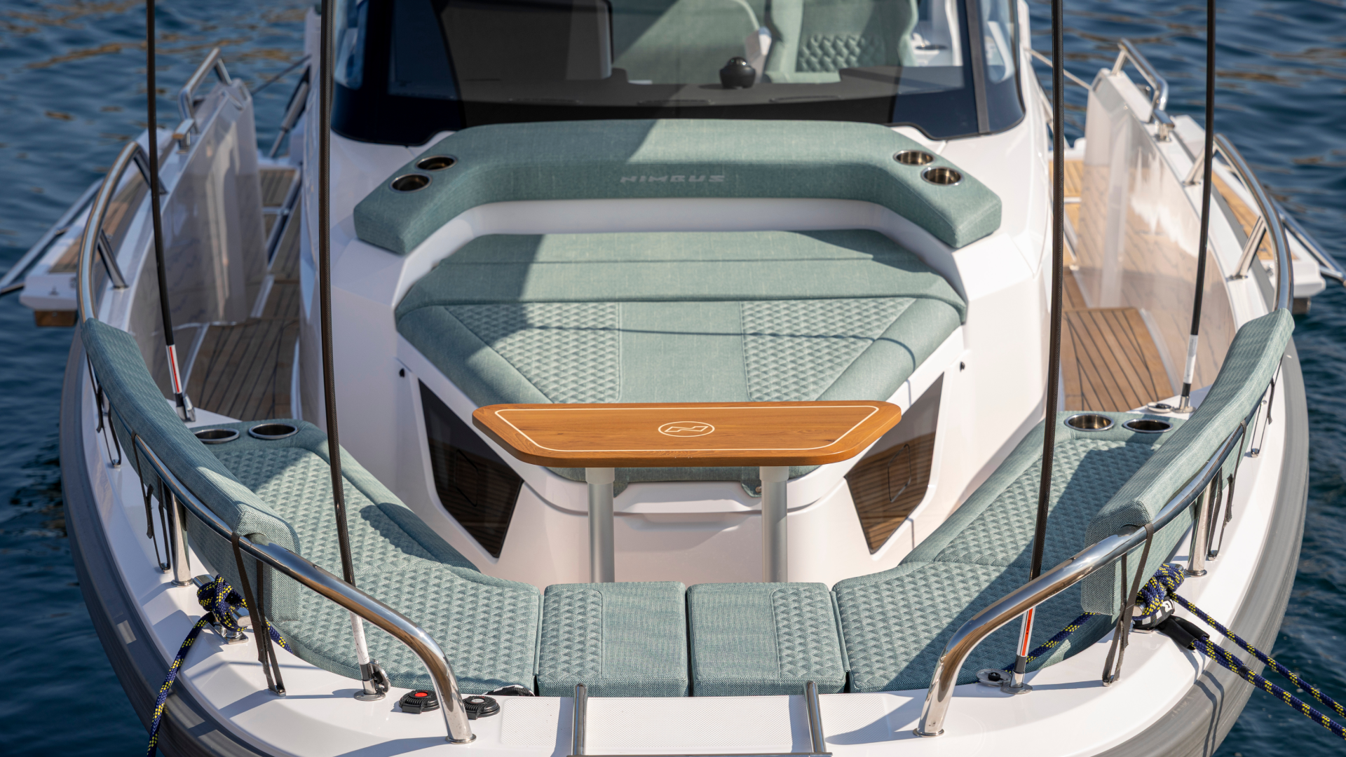 Nimbus Sport Tender 35, boot voordek met zitbanken en tafel