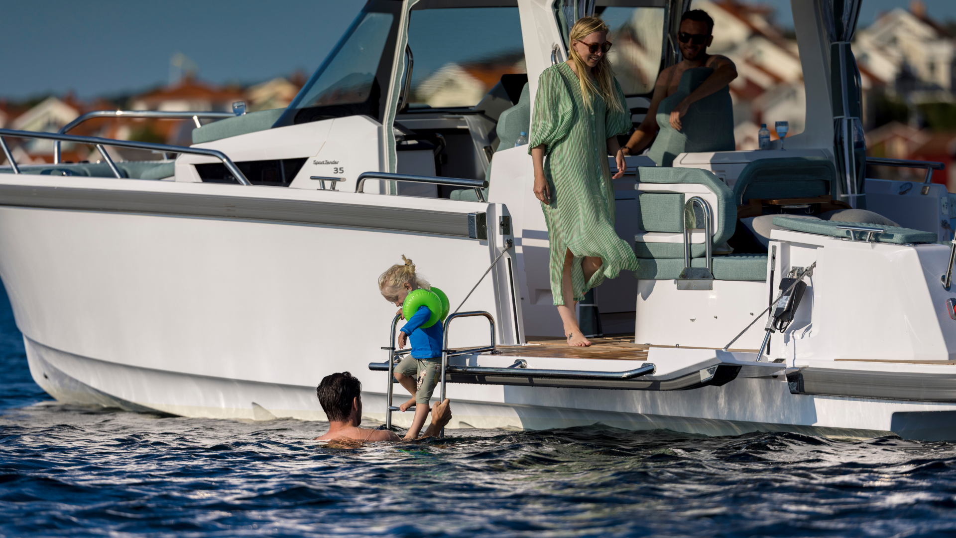 Nimbus Sport Tender 35, familie aan boord zwemtrap