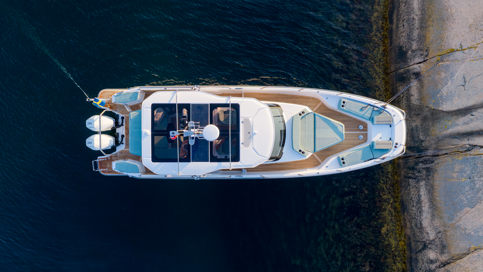 Nimbus Sport Tender 35, luchtfoto boot afgemeerd bij kade