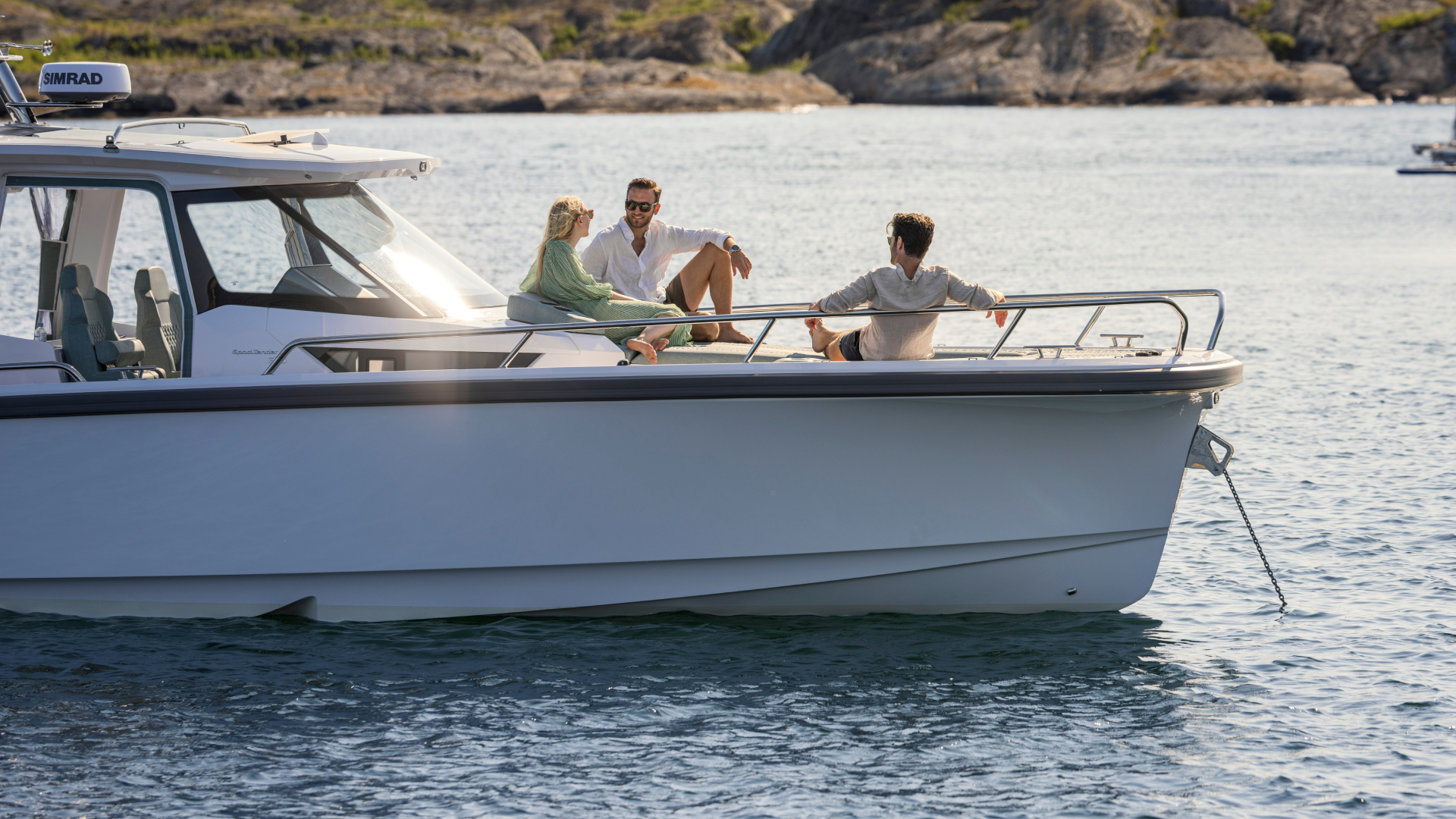 Nimbus Sport Tender 35, mensen ontspannen op boot