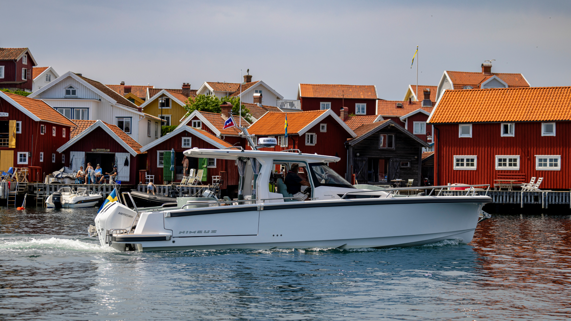 Nimbus Sport Tender 35, witte boot varend bij vissersdorp