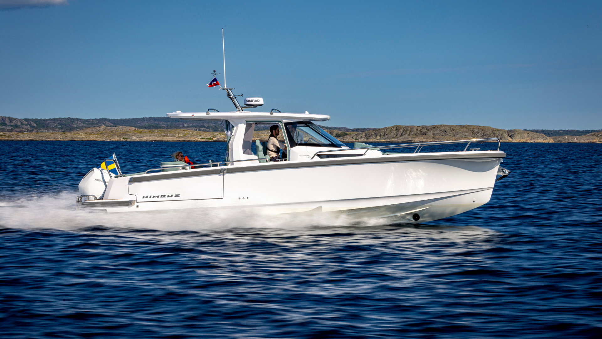 Nimbus Sport Tender 35, witte boot varend op zee
