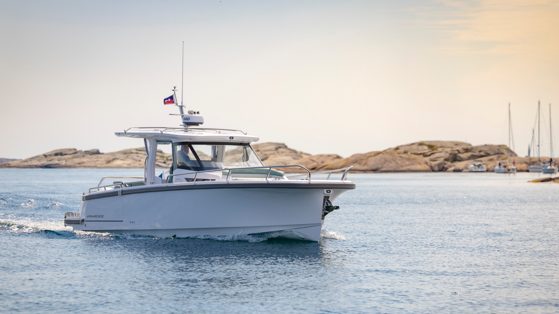 Nimbus Sport Tender 35, witte boot varend op zee