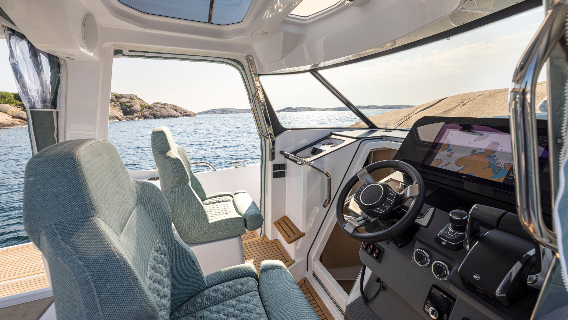 Nimbus Sport Tender 35, stuurstand met navigatiescherm en zeezicht