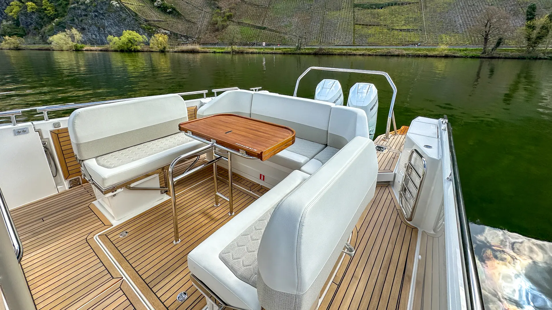 Nimbus Sport Tender 42, achterdek met zitbank en tafel