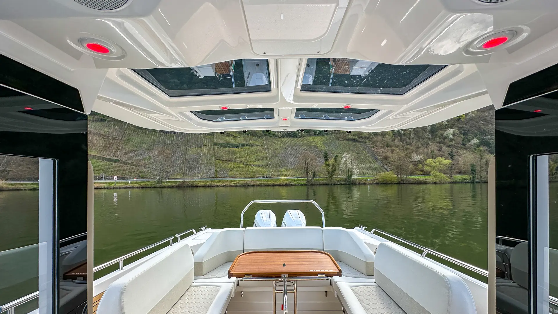 Nimbus Sport Tender 42, achterdek met zitbank en uitzicht