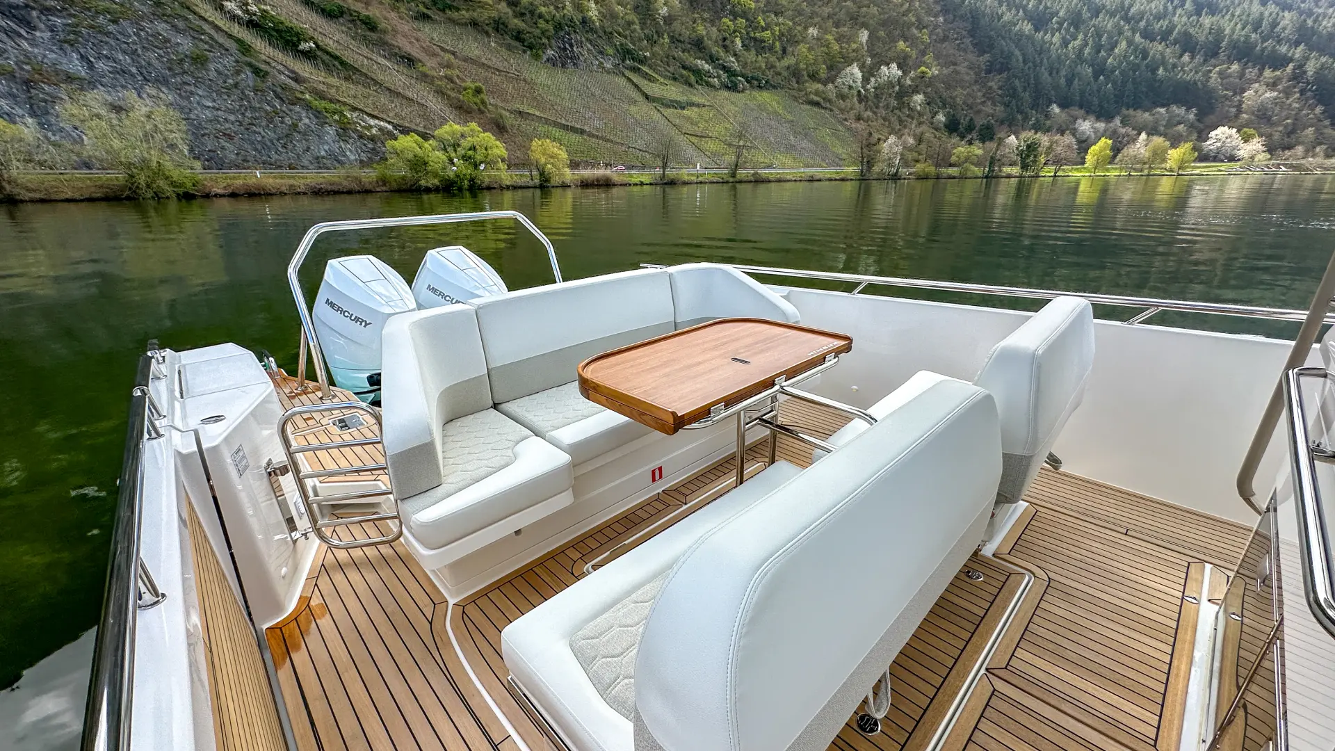 Nimbus Sport Tender 42, achterdek met zitbanken en tafel