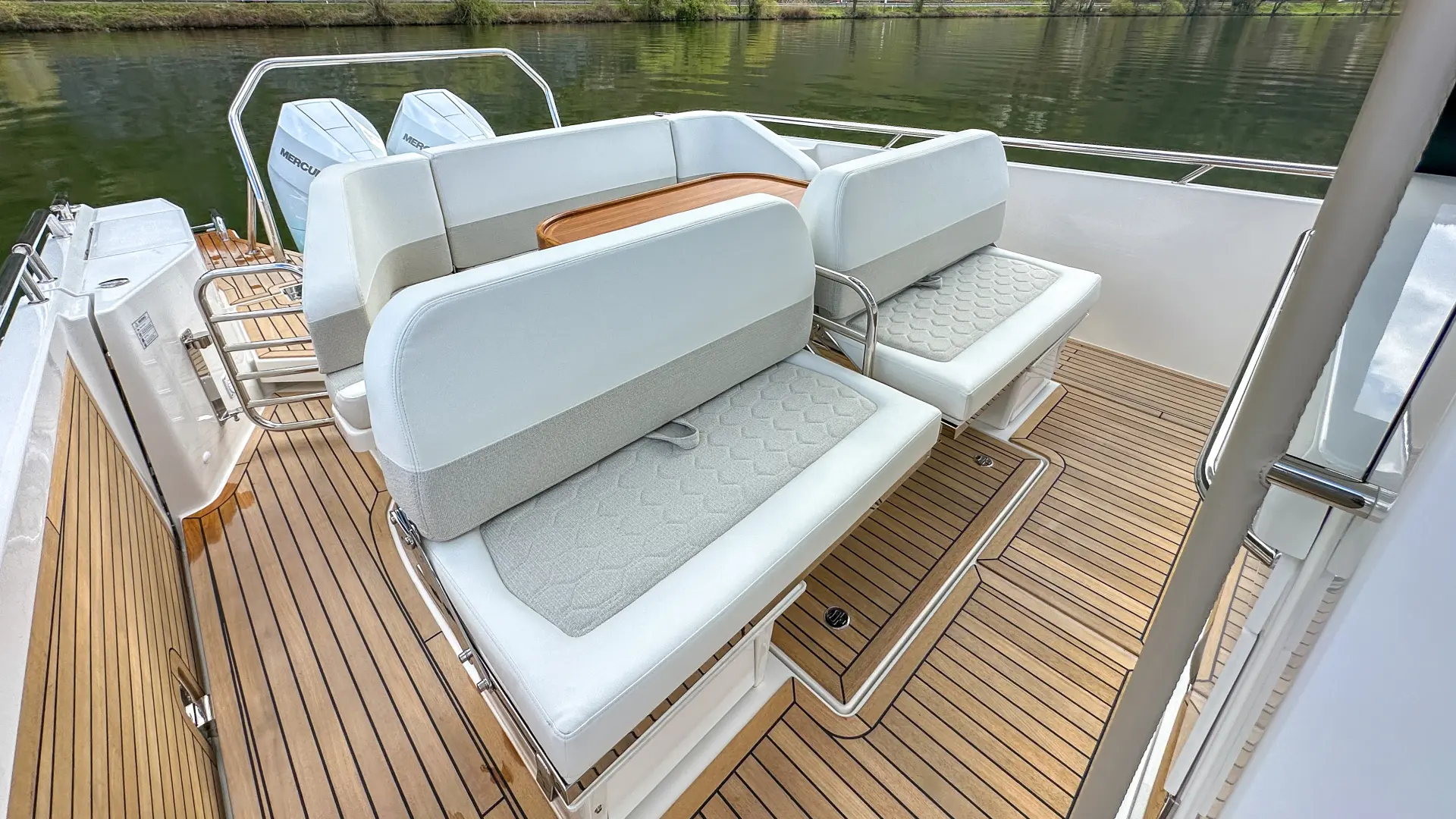 Nimbus Sport Tender 42, achterdek met zitbanken op boot